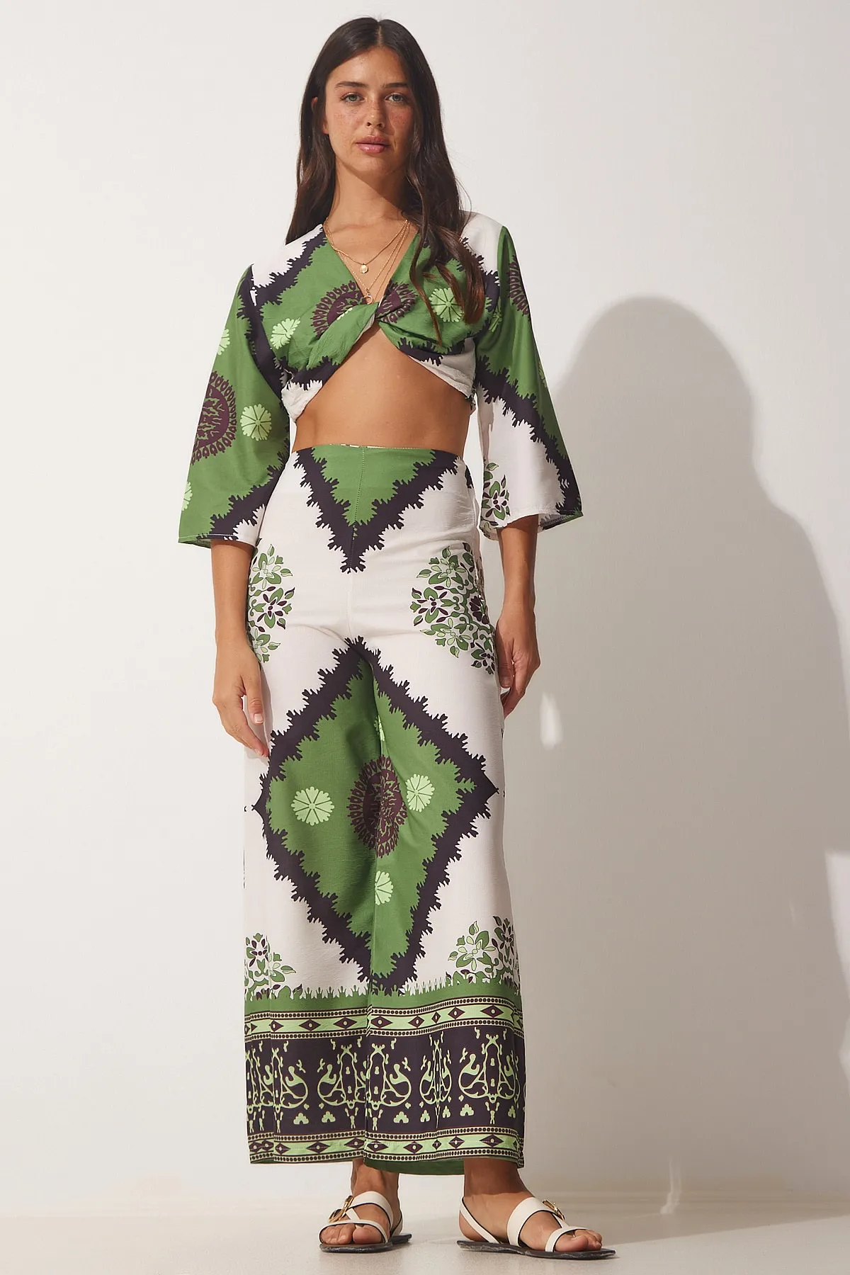 Happiness İstanbul  Grünes gemustertes Sommer-Bluse-Hosen-Set für Damen DM00131