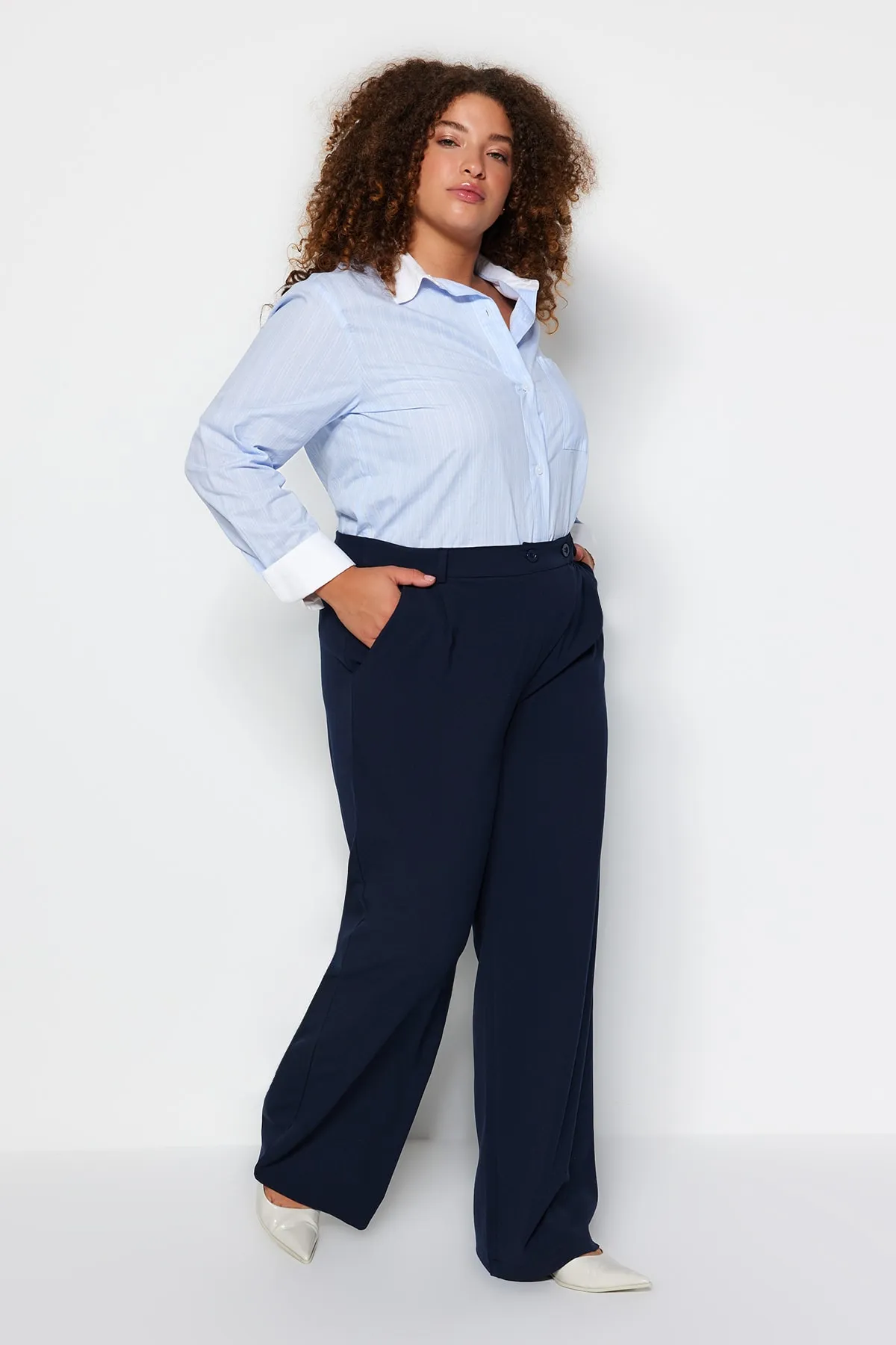 Trendyol Curve  Marineblaue, hoch taillierte, doppelt geknöpfte, asymmetrische, karierte Webhose TBBAW23AR00038