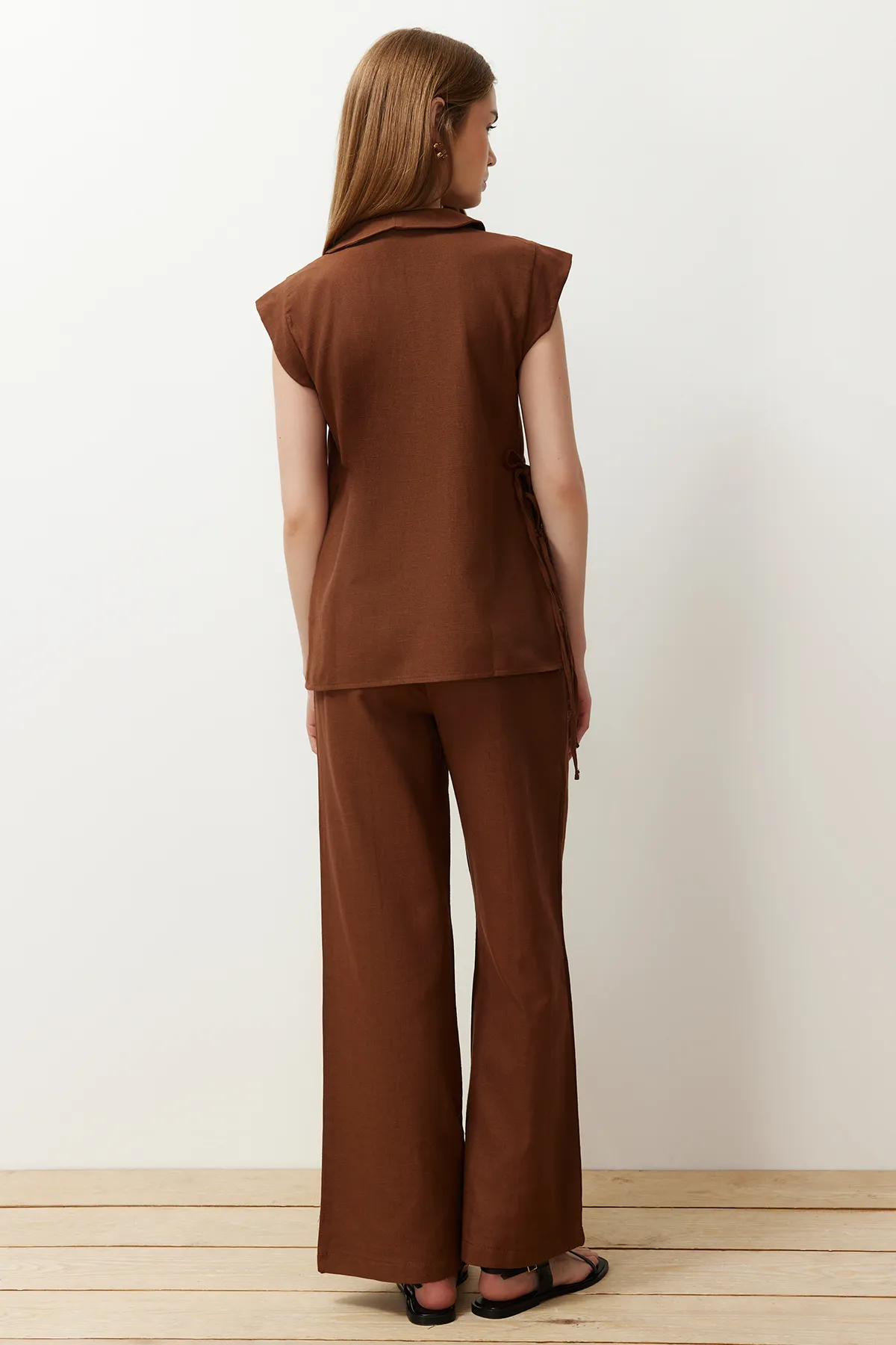 Trendyol Collection  Braunes, zweireihiges Krawatten-Set mit gewebtem Oberteil und Unterteil TWOSS24AU00039