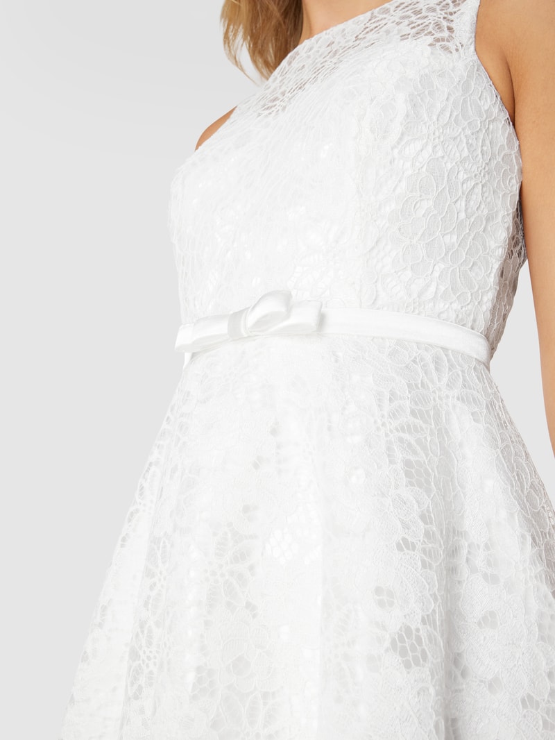 Brautkleid mit floraler Spitze in weiß