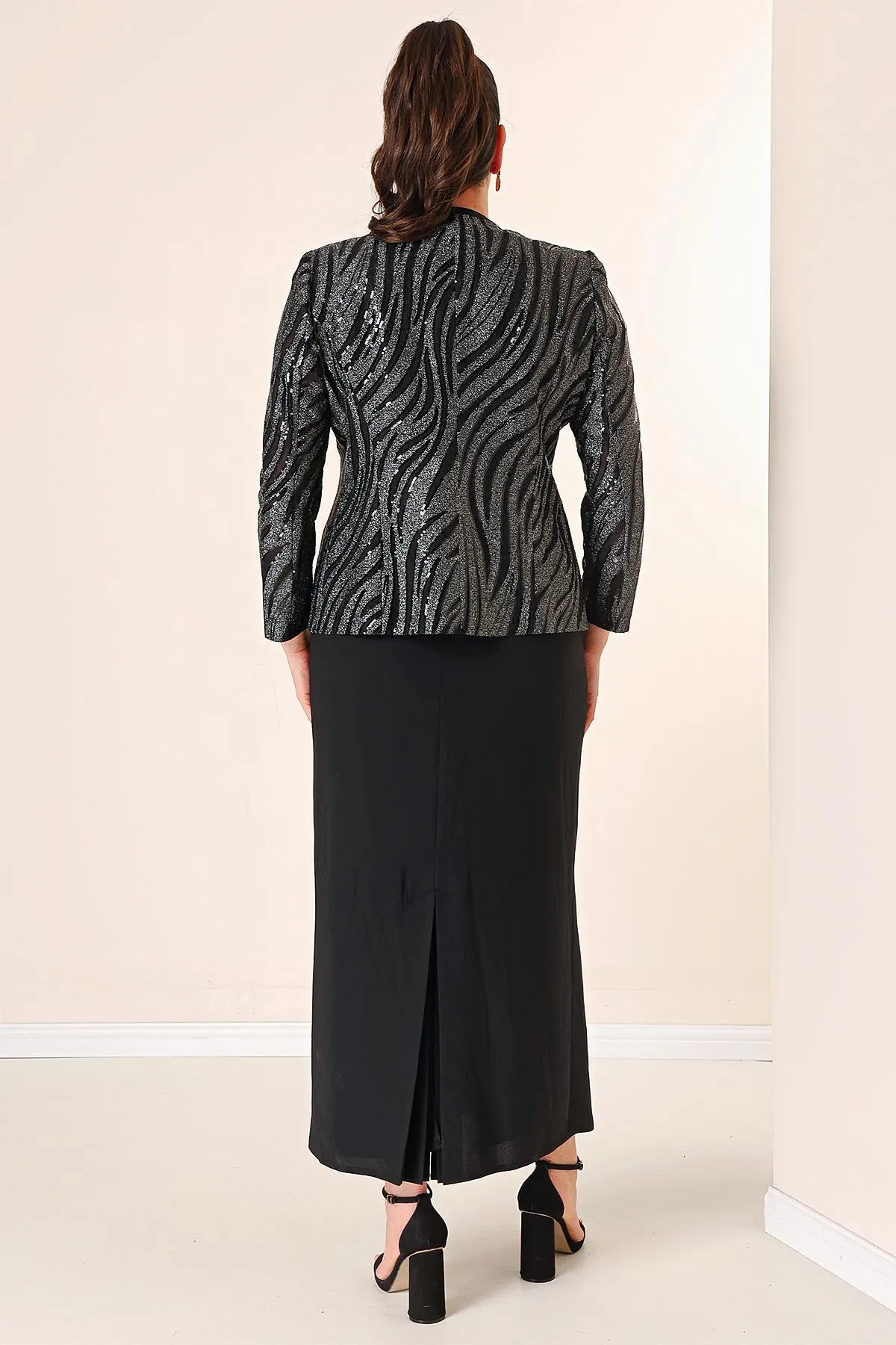 By Saygı  Zweiteiliges Set mit Paillettenjacke, gefüttertem Kreppkleid mit Halbmondärmeln und Übergröße