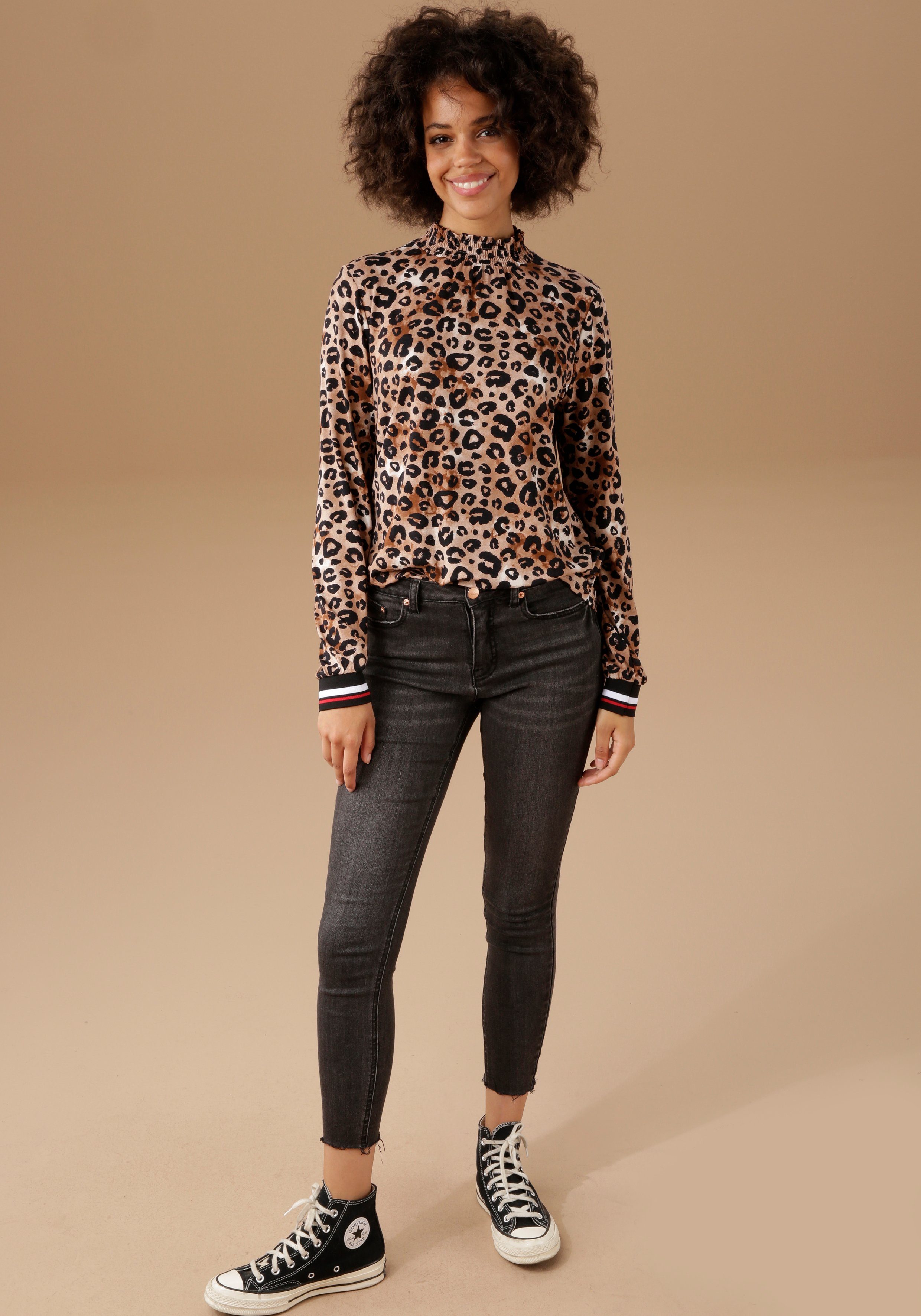 Aniston CASUAL Langarmshirt mit trendigem Animal-Print und gestreiften Bündchen