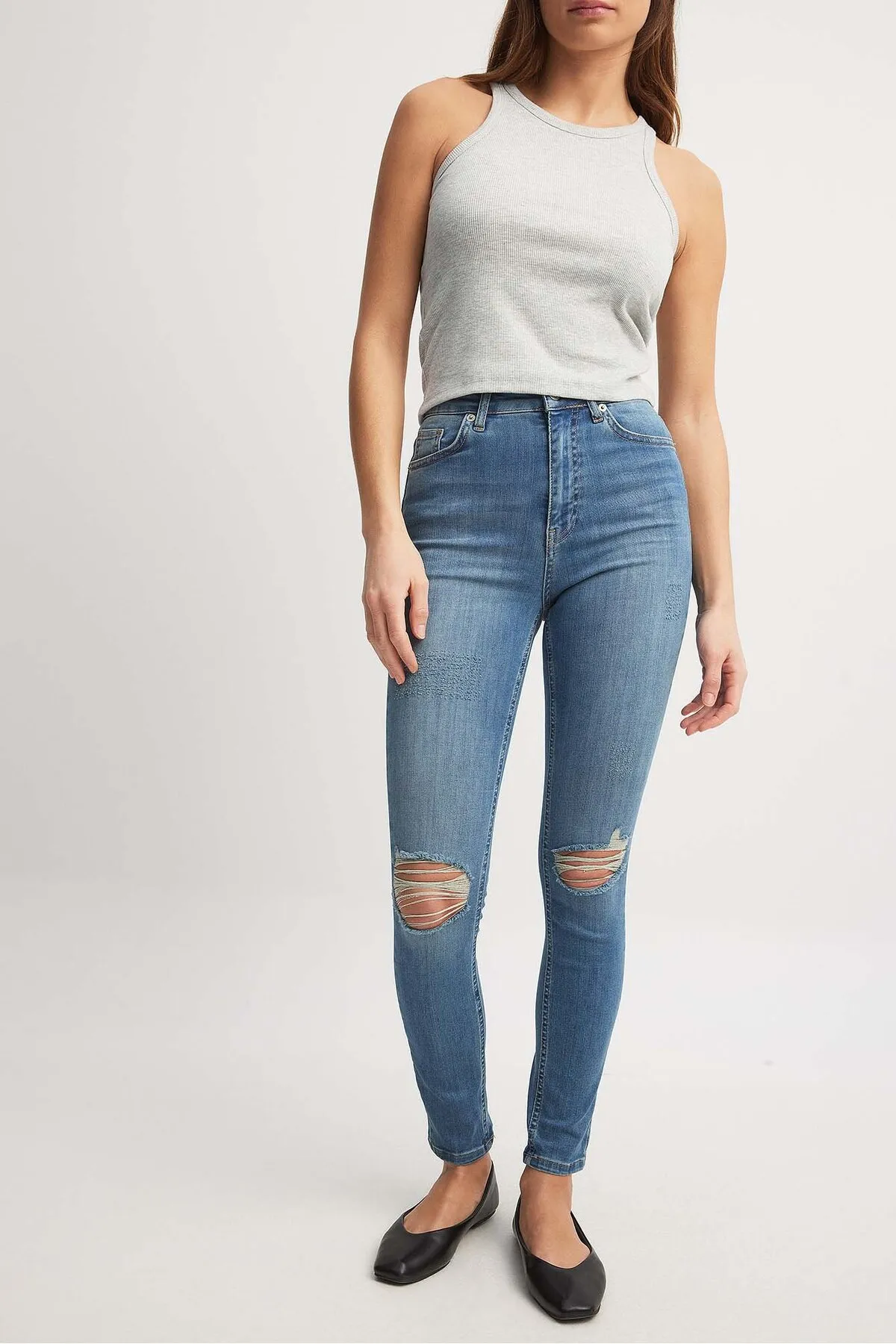 NA-KD  Skinny Jeans mit Destroyed-Effekt und hoher Taille aus Bio-Baumwolle
