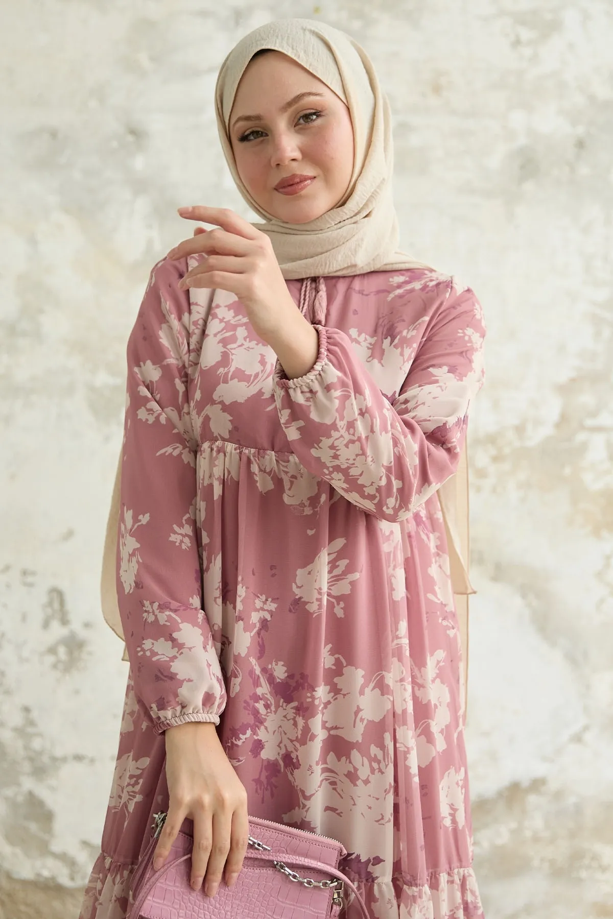 InStyle  Chiffonkleid mit Blattmuster und Quasten vorne aus getrockneten Rosen
