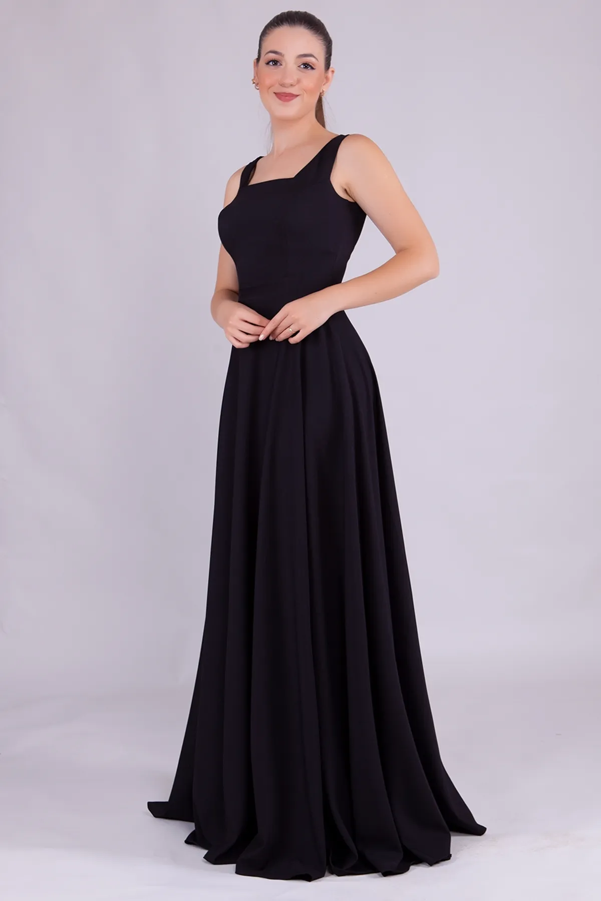 lovebox  Schwarzes Damenkleid aus Atlasstoff mit quadratischem Kragen und dicken Trägern in Maxilänge 413