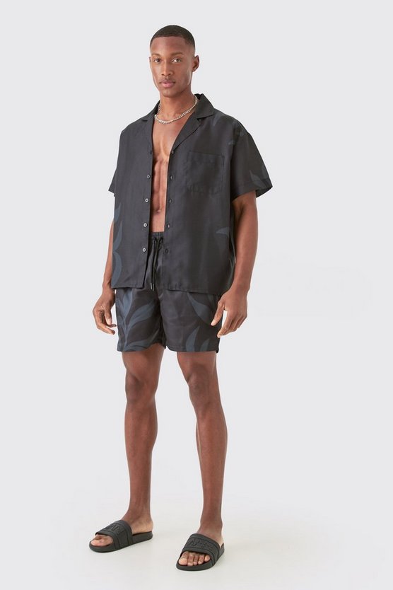 Kastiges gemustertes Hemd und Badehose
