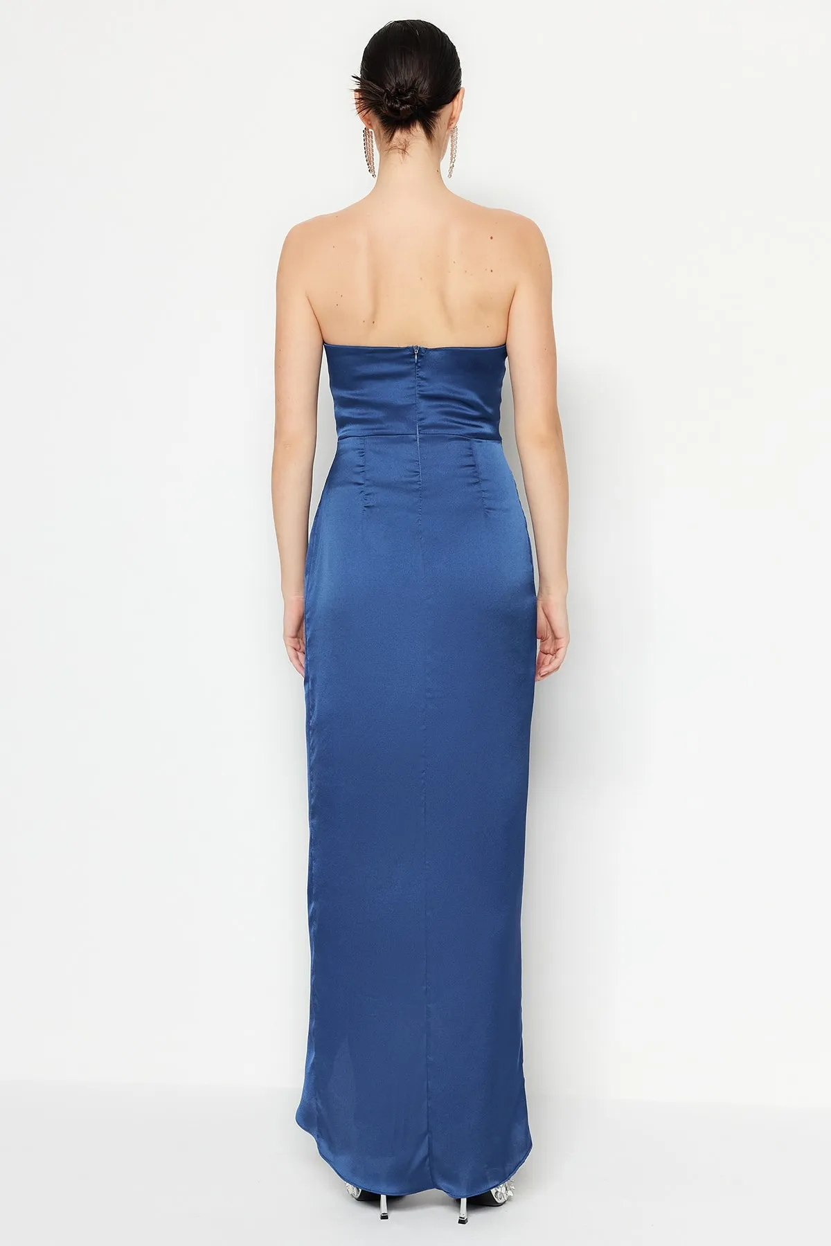 Trendyol Collection  Indigoblaues, zweireihiges, gefüttertes, langes Abendkleid aus Satin mit gewebtem Miederdetail TPRSS22AE0005