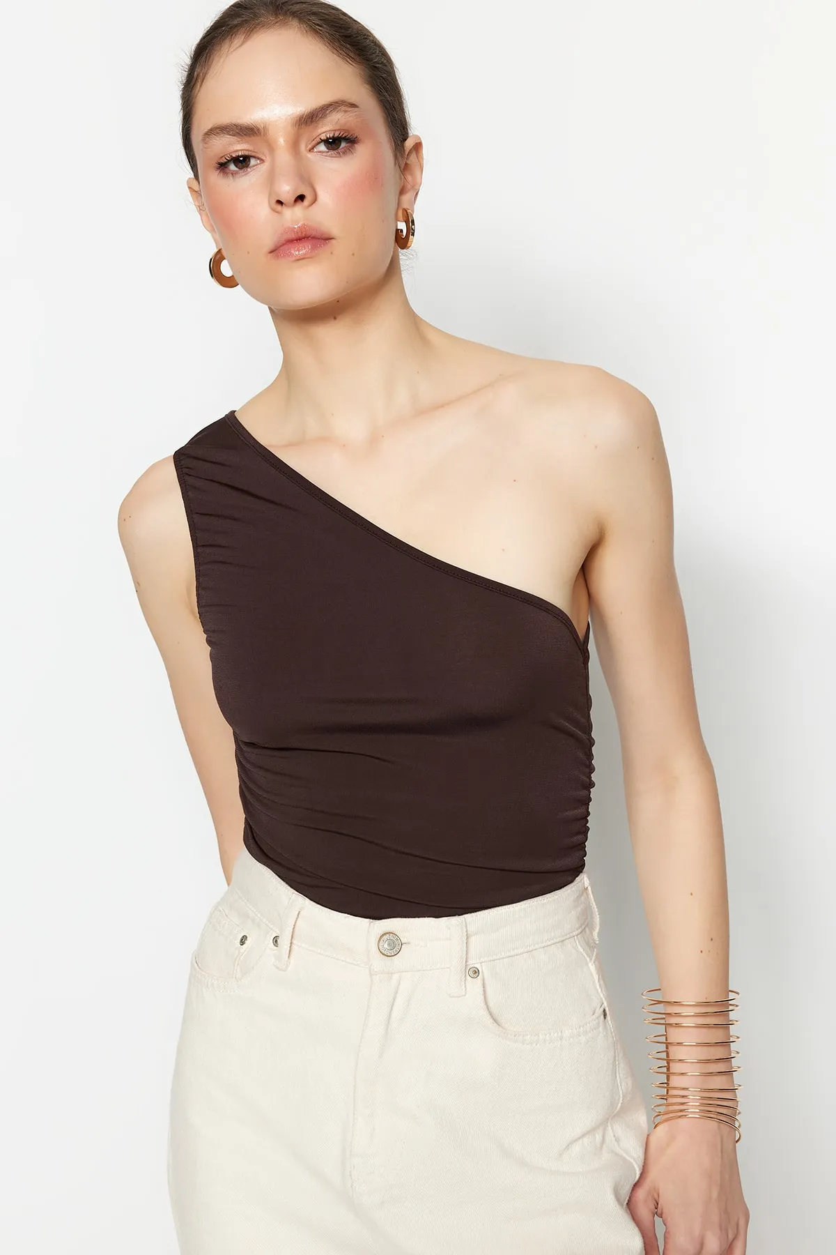 Trendyol Collection  Braune, detaillierte, taillierte, dehnbare One-Shoulder-Strickbluse mit Raffung TWOSS21BZ0590