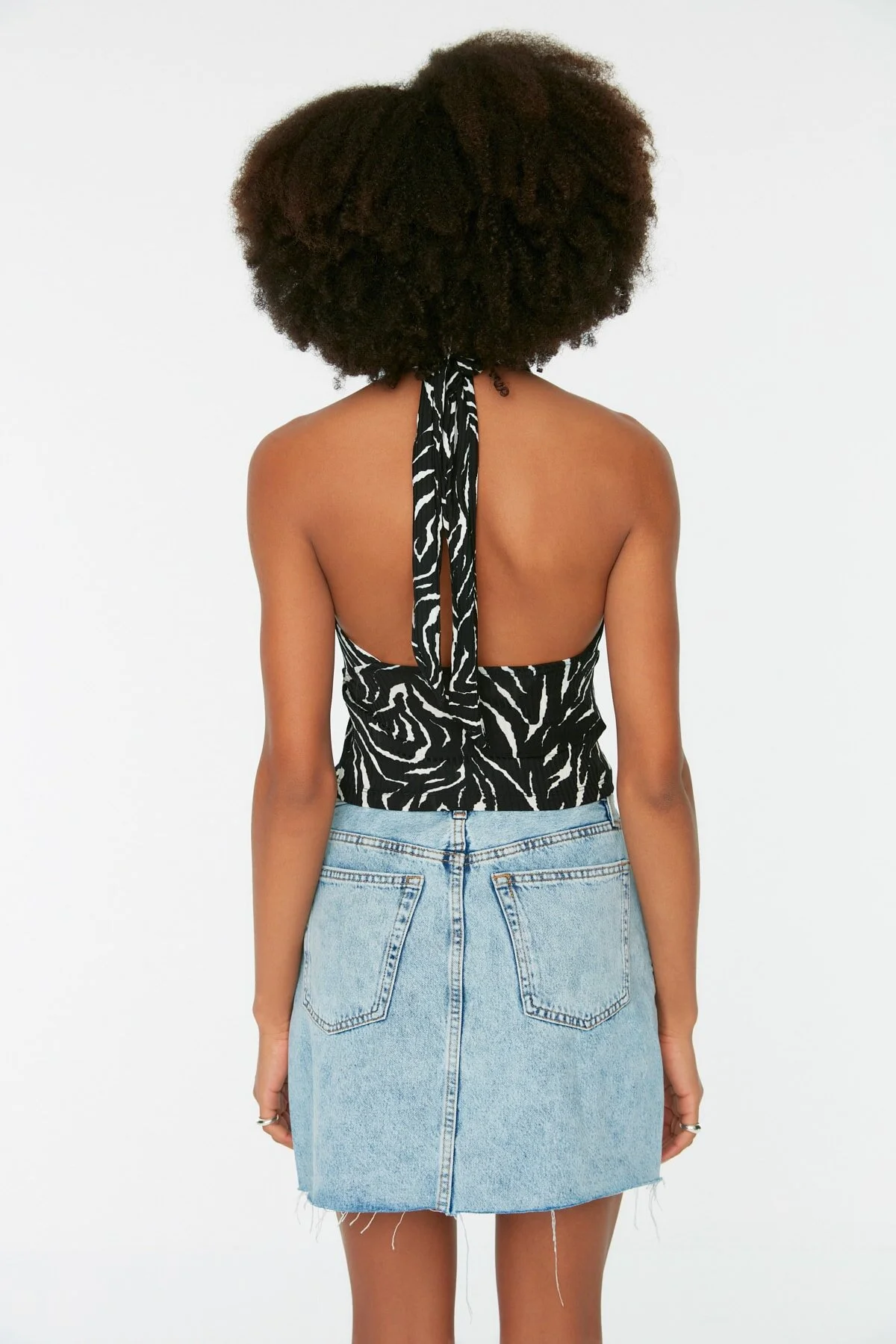 Trendyol Collection  Schwarze bedruckte, eng anliegende, dehnbare Strickbluse mit Neckholder und Neckholder TWOSS22BZ0703