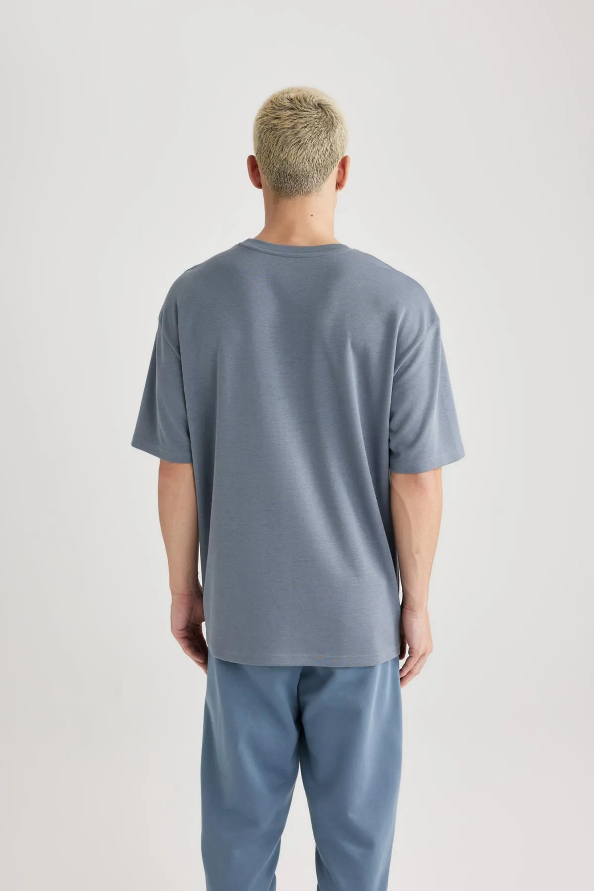 DeFacto  Kurzarm-Basic-T-Shirt aus schwerem Stoff mit Rundhalsausschnitt in Oversize-Passform X3926az24sp