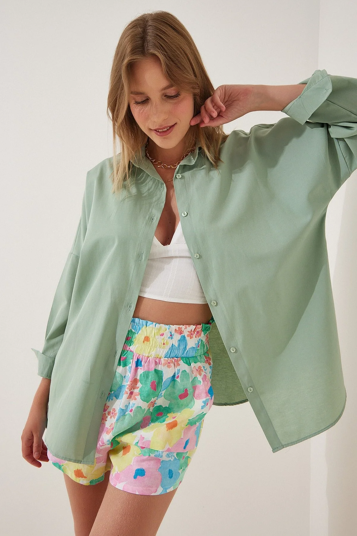 Happiness İstanbul  Hellgrünes, langes Oversize-Basic-Shirt für Damen DD00842
