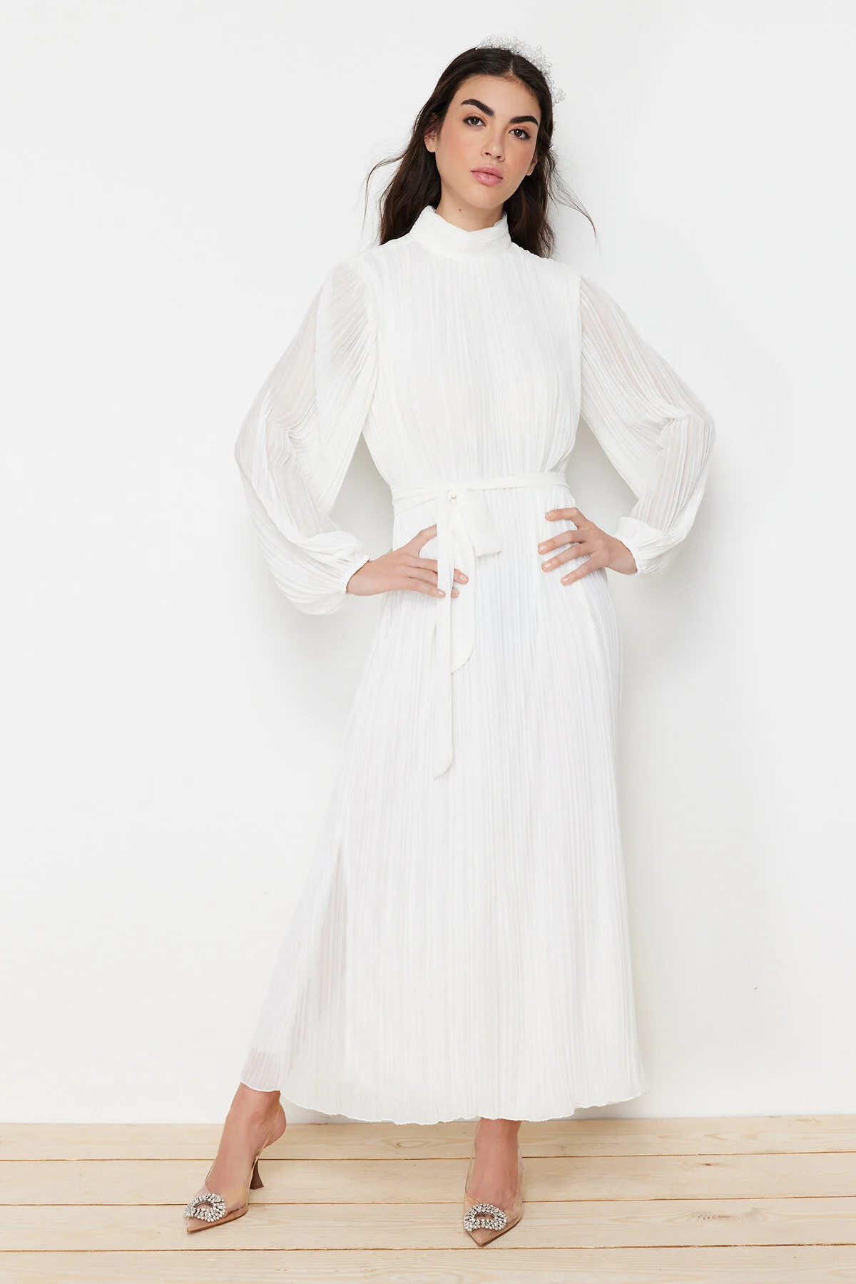 Trendyol Modest  Gefüttertes, weißes Chiffon-Plissee-Kleid für besondere Anlässe - TCTSS24DB00040