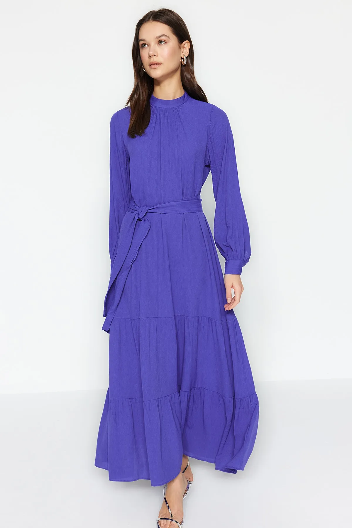 Trendyol Modest  Dunkelblaues gewebtes Kleid mit Ballonärmeln und Gürtel TCTSS23EB00289