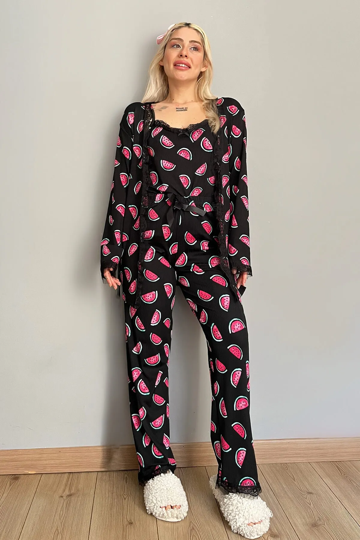 Pijamaevi  Pegasus-Pyjama-Set mit Robe für Damen in Schwarz mit Wassermelonenmuster