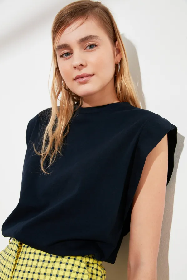 Trendyol Collection  Marineblaues Basic-Strick-T-Shirt mit Rundhalsausschnitt aus 100 % Baumwollwatte TWOSS20TS0021