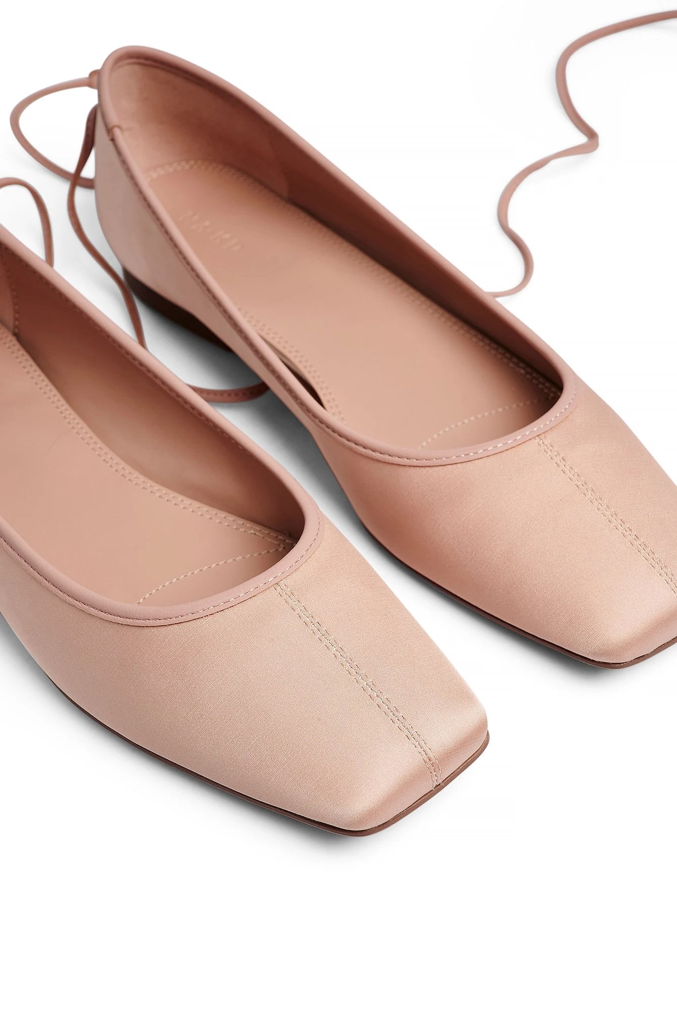 Ballerinas mit eckiger Spitze und Riemendetail