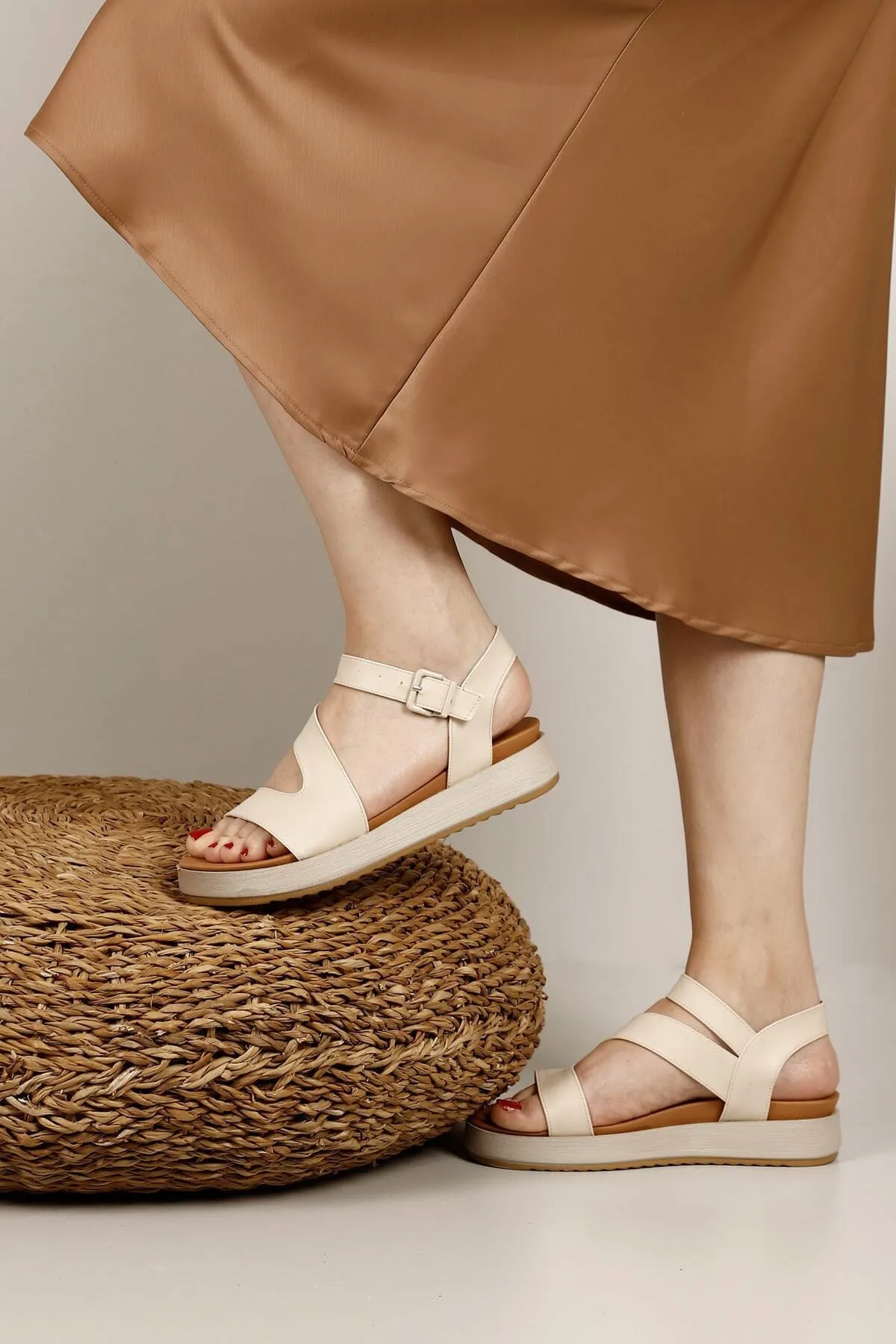 GÖNDERİ(R)  Beige Damensandalen mit Keilsohle 38024