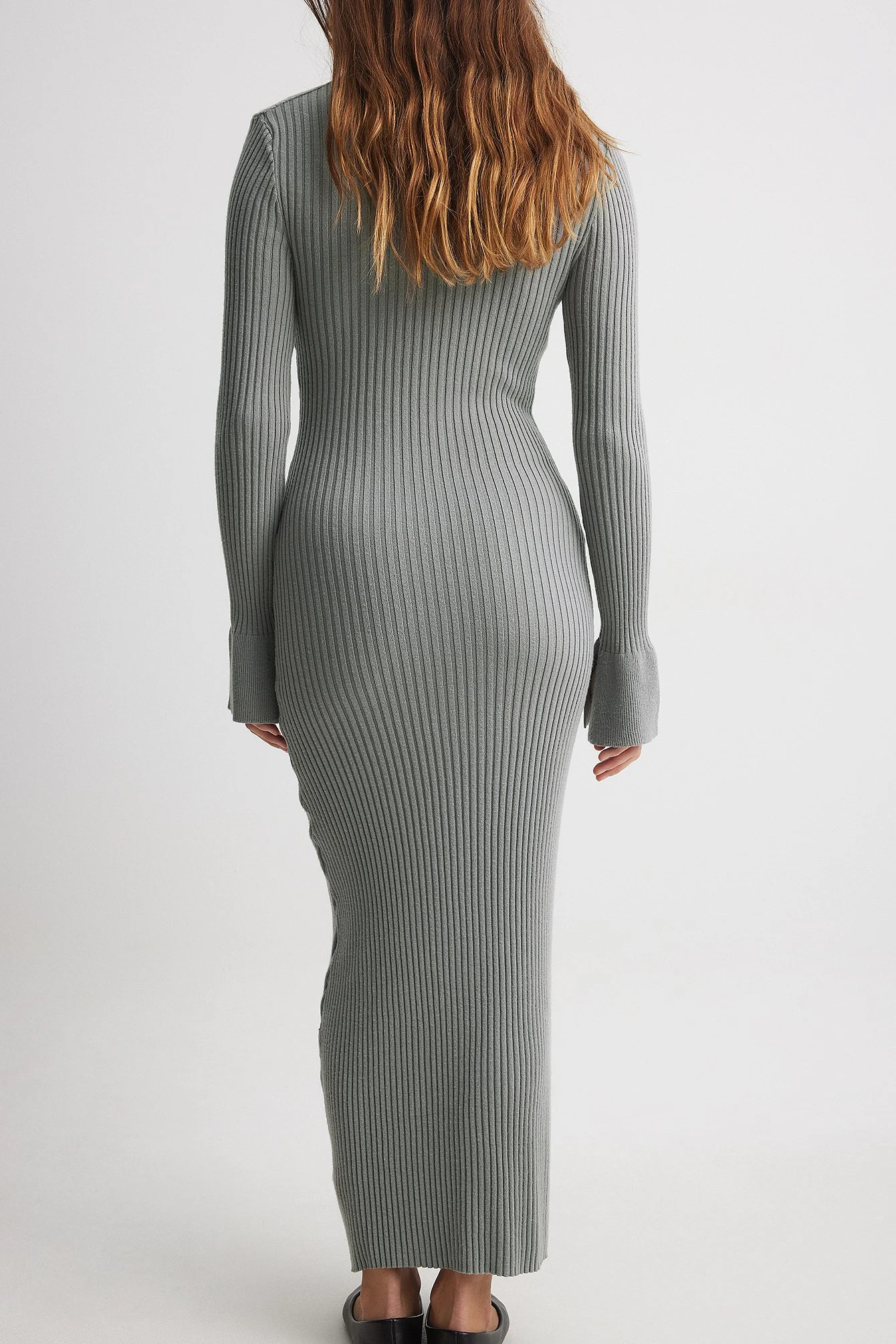 Rippenstrick-Kleid mit Trompetenärmeln