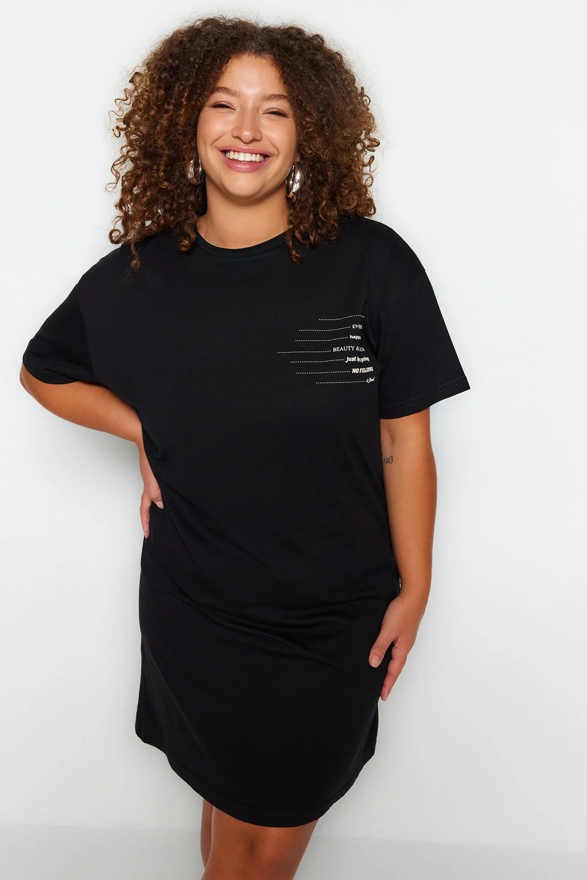 Trendyol Curve  Schwarzes bedrucktes T-Shirt-Strickkleid mit Rundhalsausschnitt TBBSS23AH00162