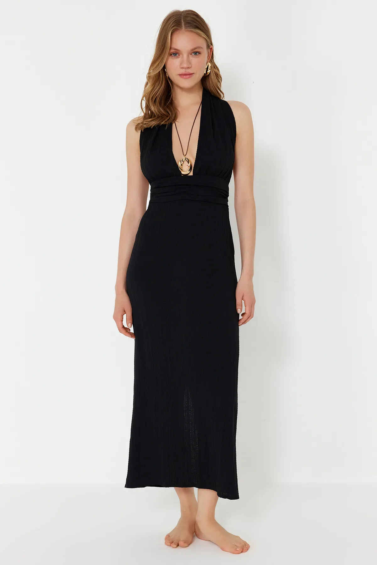Trendyol Collection  Schwarzes Maxi-Strandkleid aus Leinenmischung mit tiefem Ausschnitt und gewebter Rückseite TBESS24EL00096