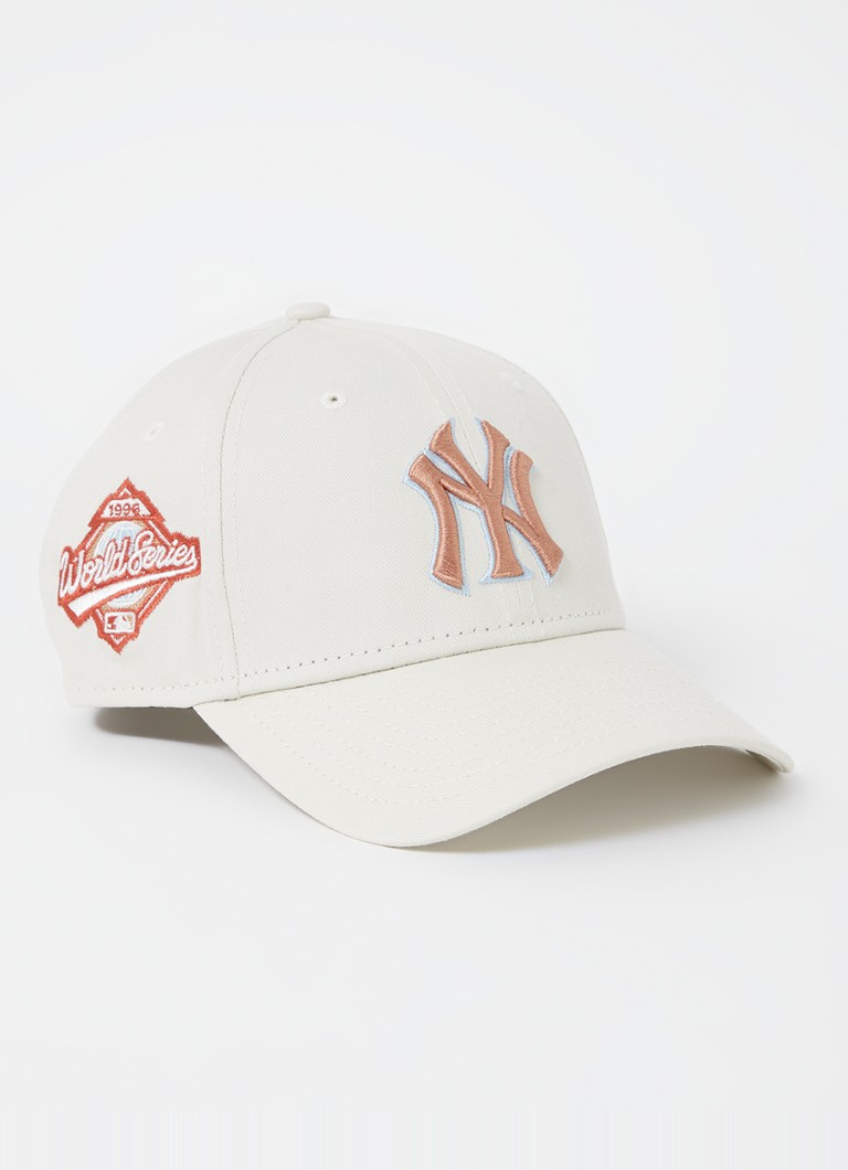 New Era -lippis, jossa logobrodeeraus