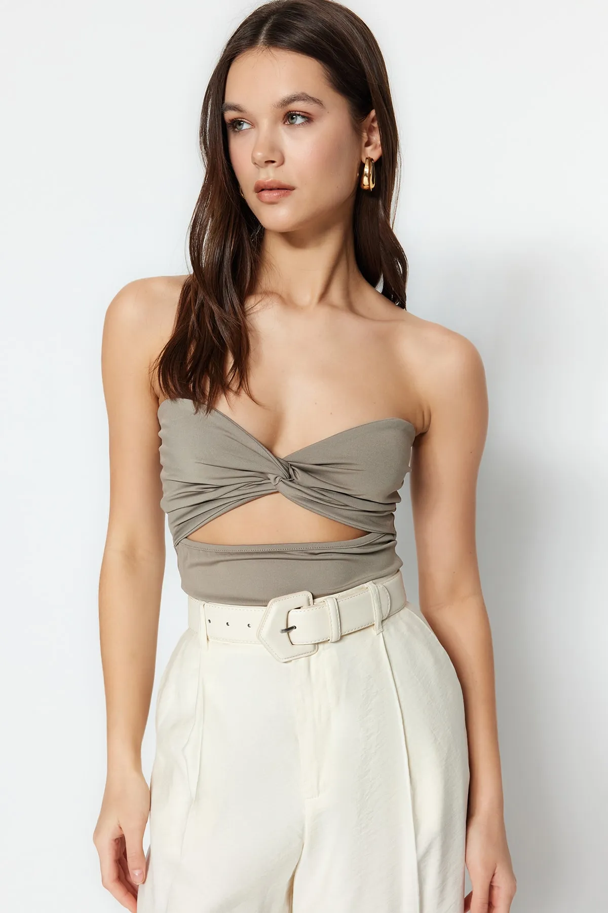 Trendyol Collection  Nerzfarbener, trägerloser Body aus Stretch-Strick mit Knoten und Cut-Out-Details TWOSS23BD00075
