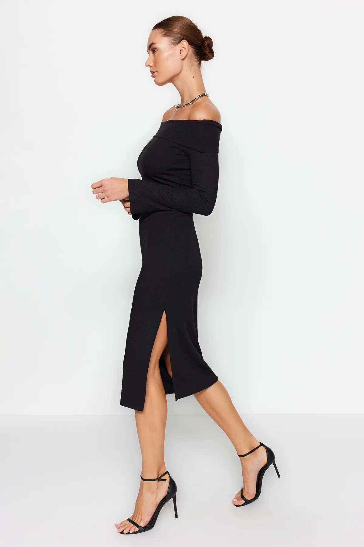 Trendyol Collection  Schwarzes tailliertes/tailliertes Carmen-Kragen-Midi-Bleistiftkleid aus flexiblem Strick mit weicher Struktur TWOAW24EL00803