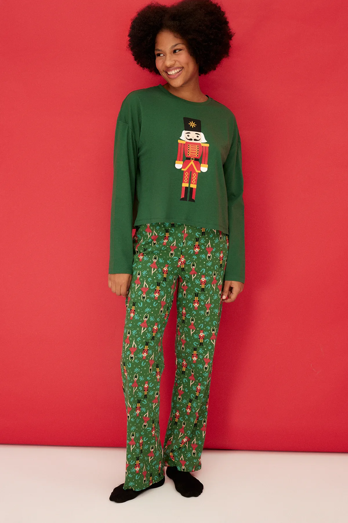 Trendyol Collection  Grünes Strick-Pyjama-Set aus 100 % Baumwolle mit Weihnachtsmotiv THMAW23PT00318
