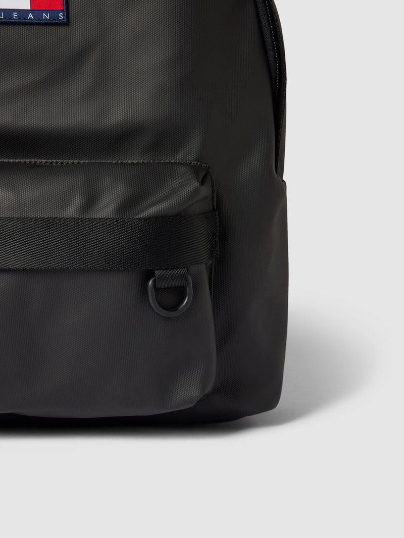 Rucksack in Two-Tone-Machart mit Label-Patch in schwarz