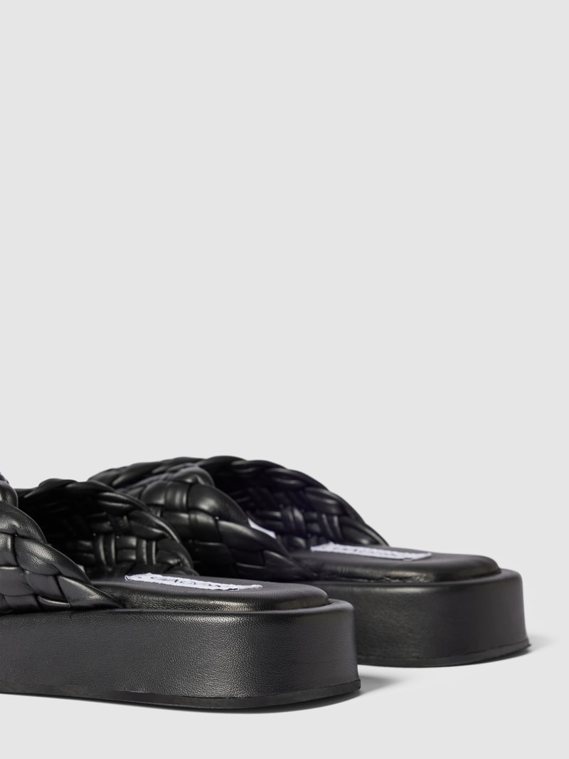 Sandalen aus Leder in Flecht-Optik in schwarz