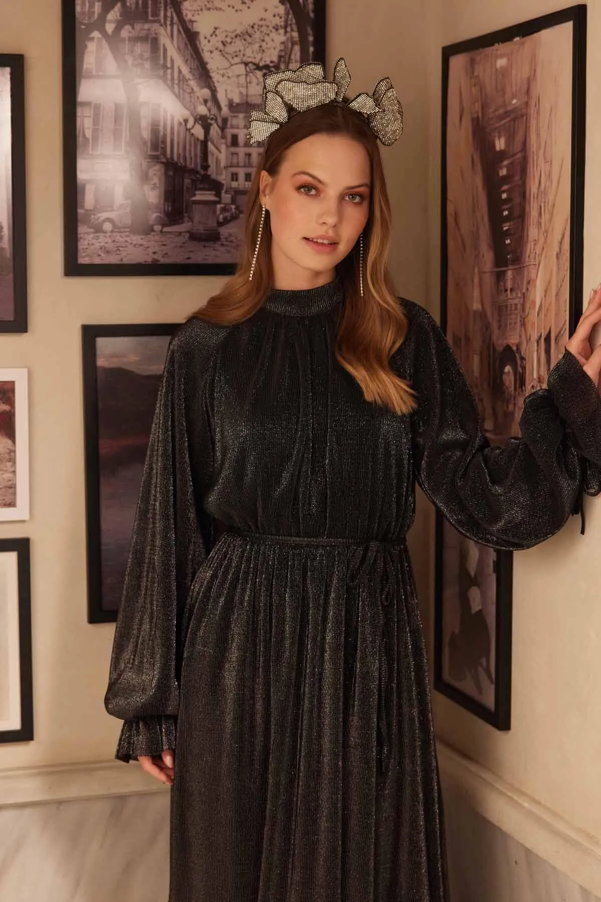 Manuka  Plissiertes glitzerndes Abendkleid in Schwarz