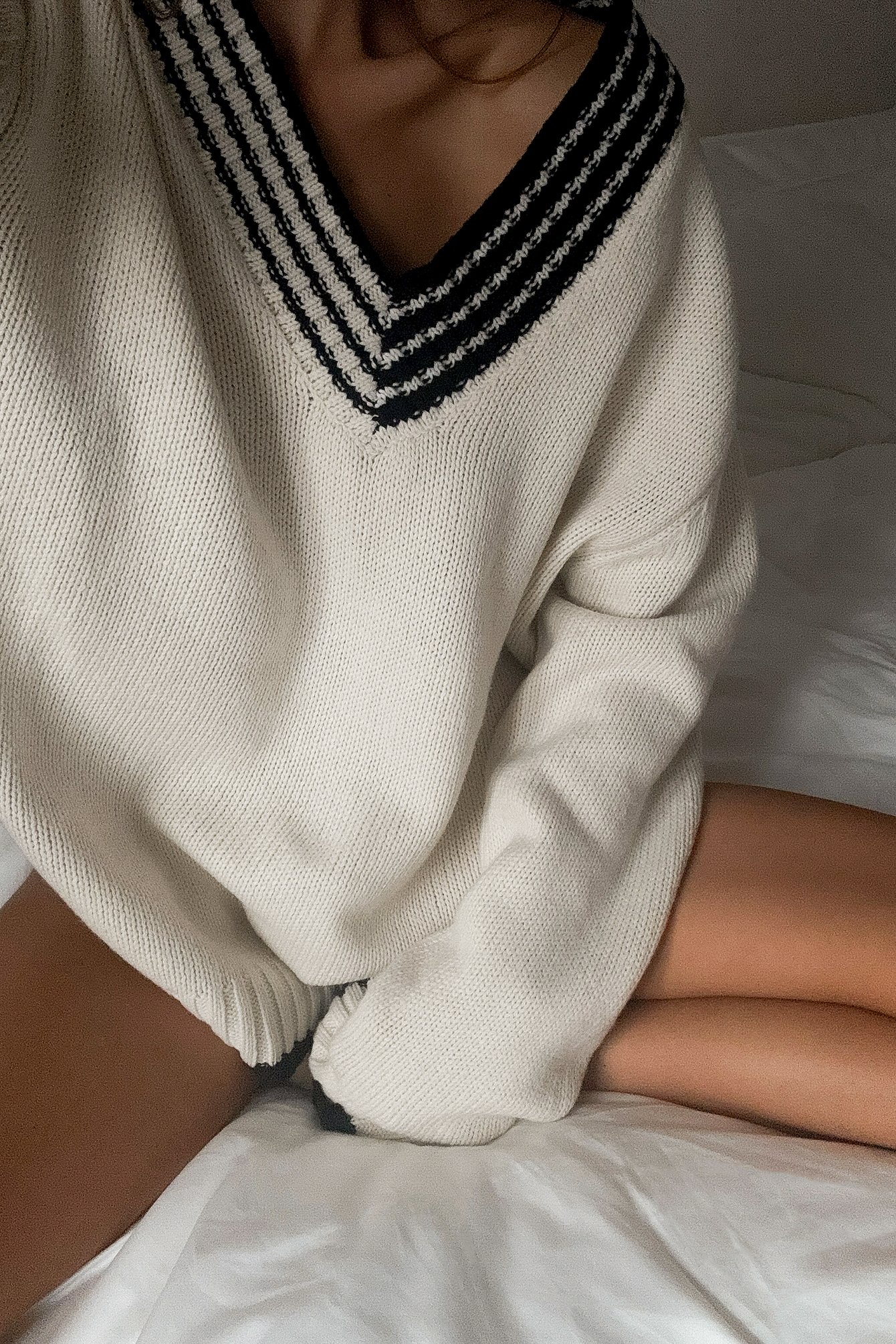 Oversized-Pullover mit V-Ausschnitt und Kontrastdetail