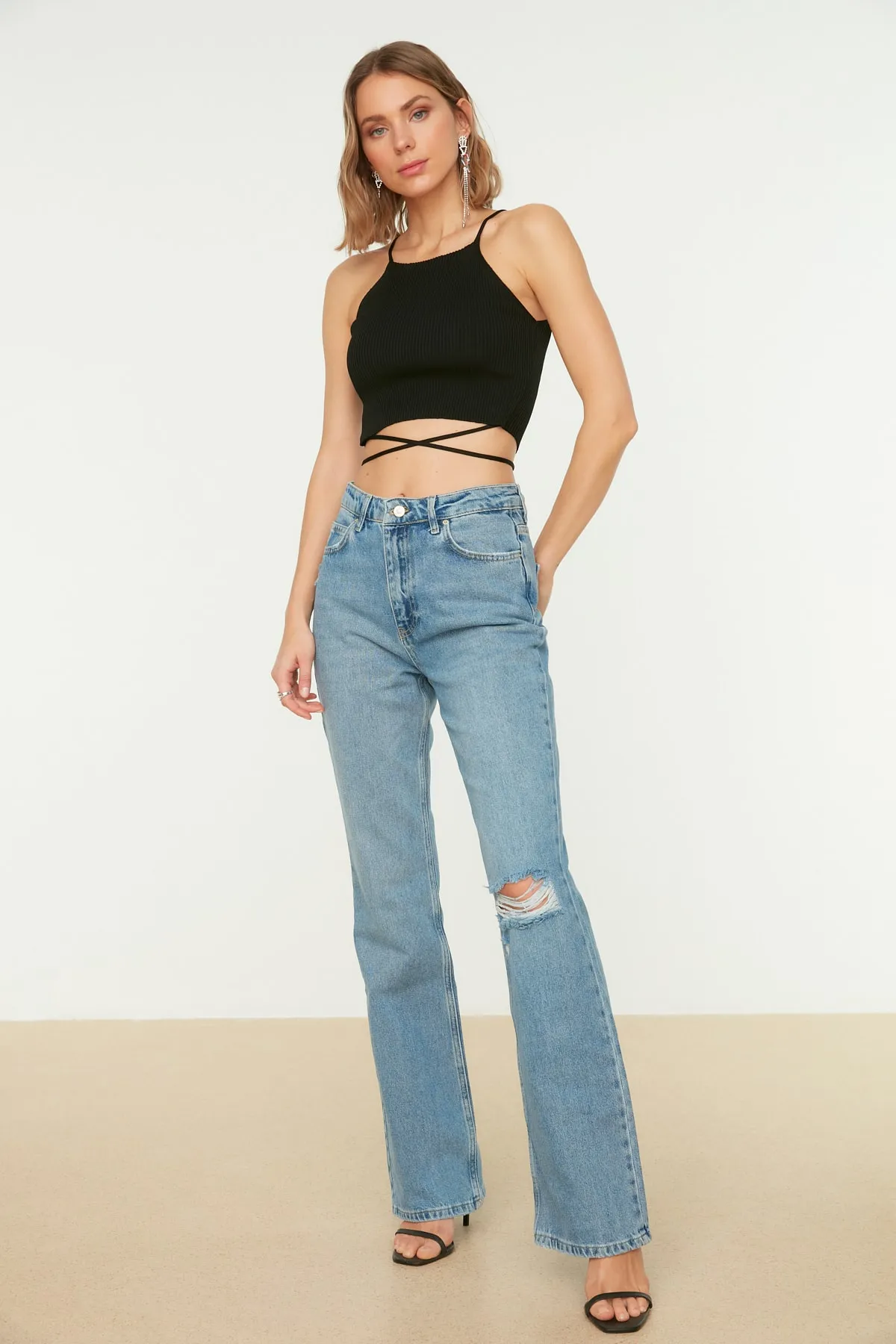 Trendyol Collection  Blaue Schlagjeans mit zerrissenem Detail und hoher Taille TWOSS22JE0440