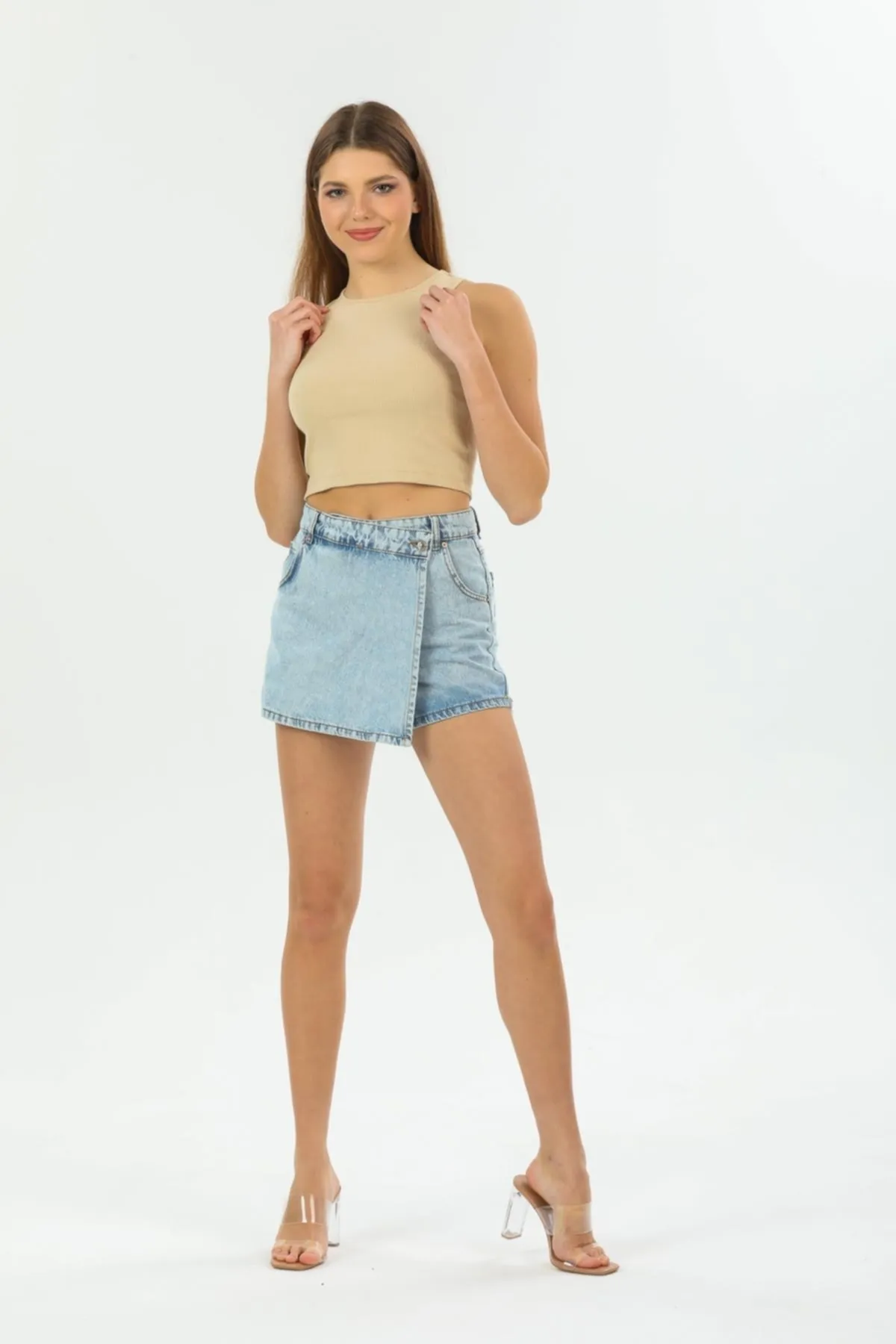 Domoda  Beigefarbenes Crop-Top mit Neckholder und gestrickter, gerippter Sportlerbluse