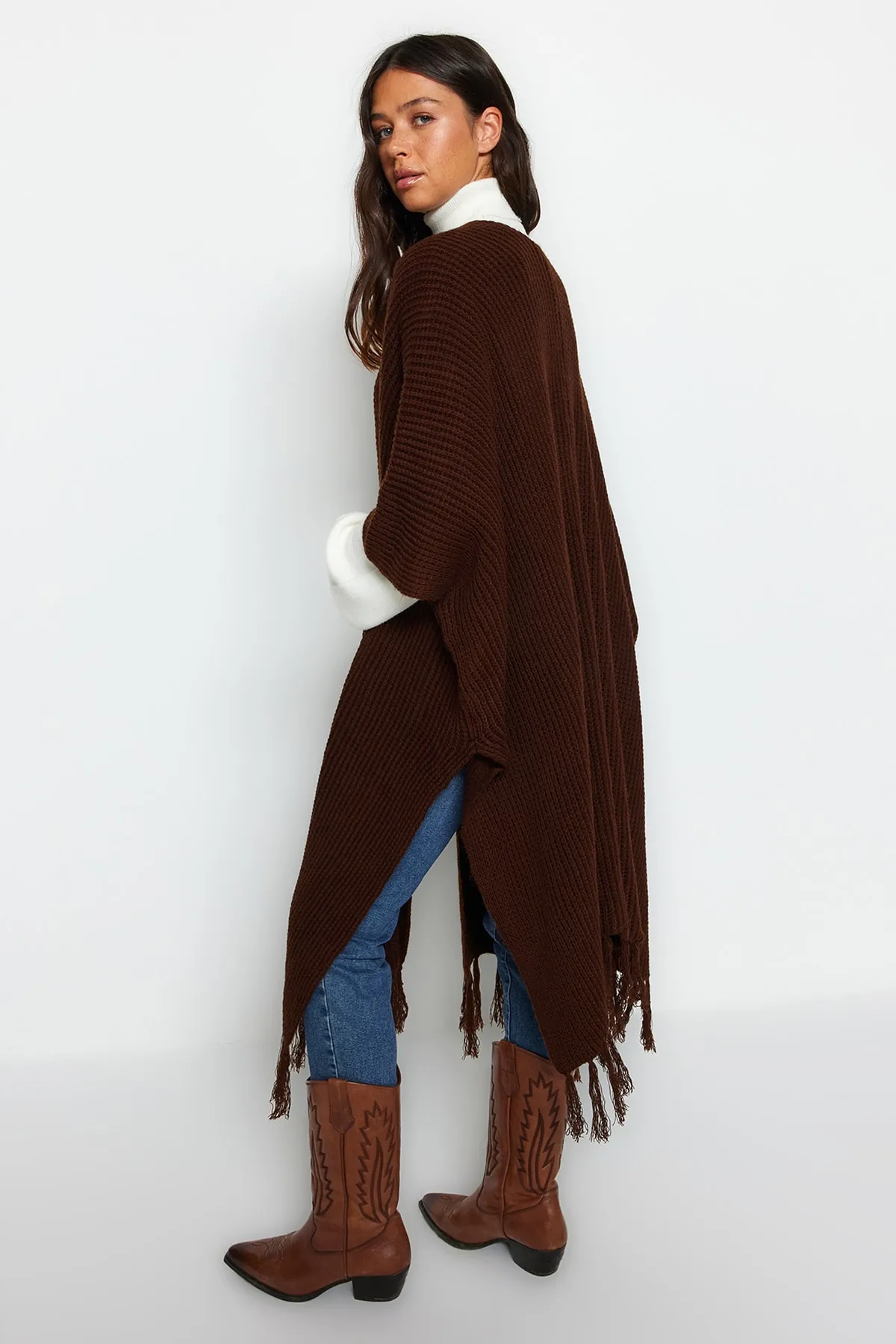 Trendyol Modest  Brauner Rock mit Quasten, langer Strick-Cardigan TCTAW23TH00008