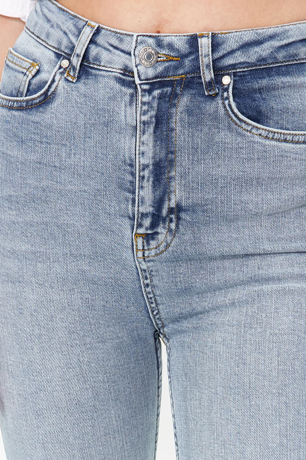 Trendyol Collection  Hellblaue Vintage-Röhrenjeans mit hoher Taille TWOSS24JE00079