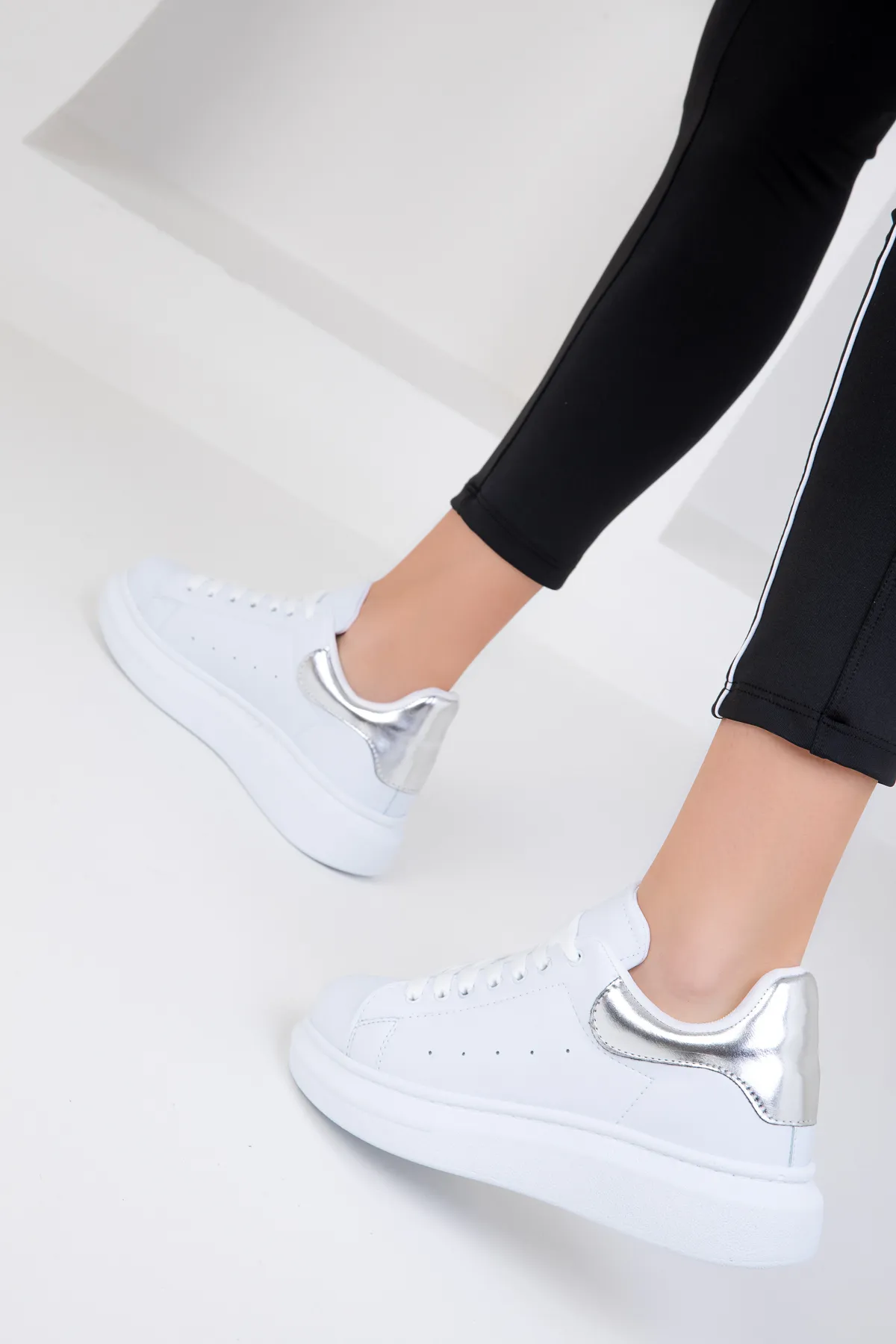 SOHO  Weiß-silberne Damen Sneakers 15732