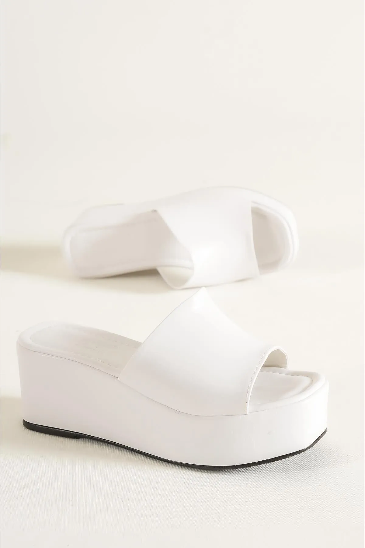 Capone Outfitters  Capone Skin Wedge Heeled Single Strap Damen-Flatform-Hausschuhe
