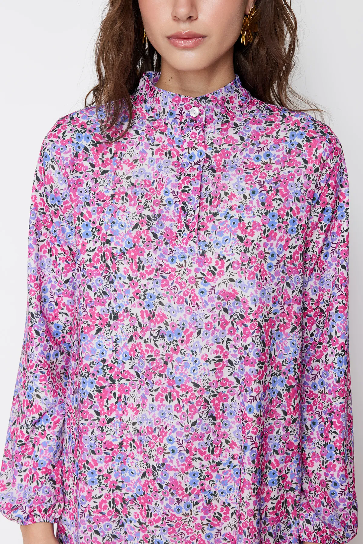 Trendyol Modest  Lilafarbenes, gewebtes Kleid mit Blumenmuster und Rüschen TCTSS21EL3353