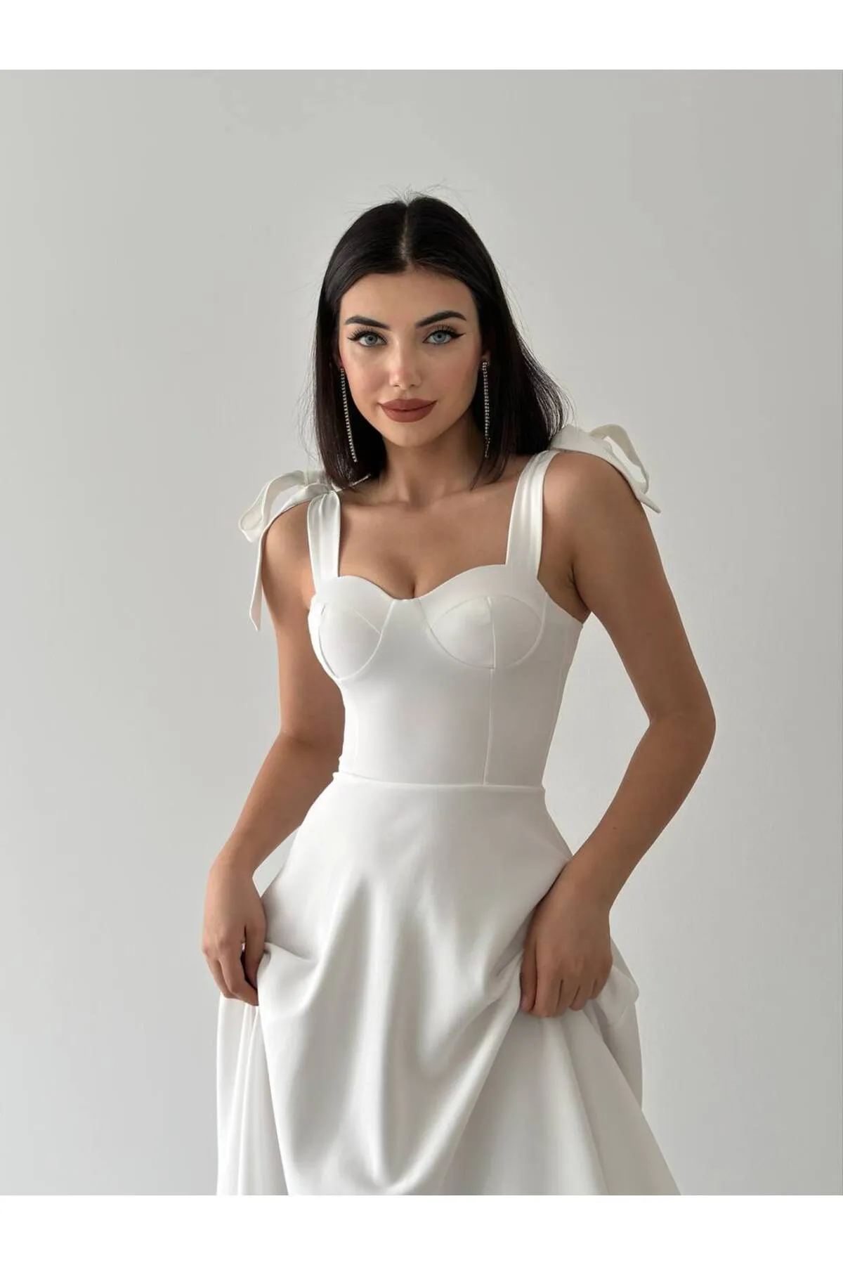 SONREİR  MIDIKLEID MIT HOSENTRÄGERBINDUNG UND HERZKRAGEN