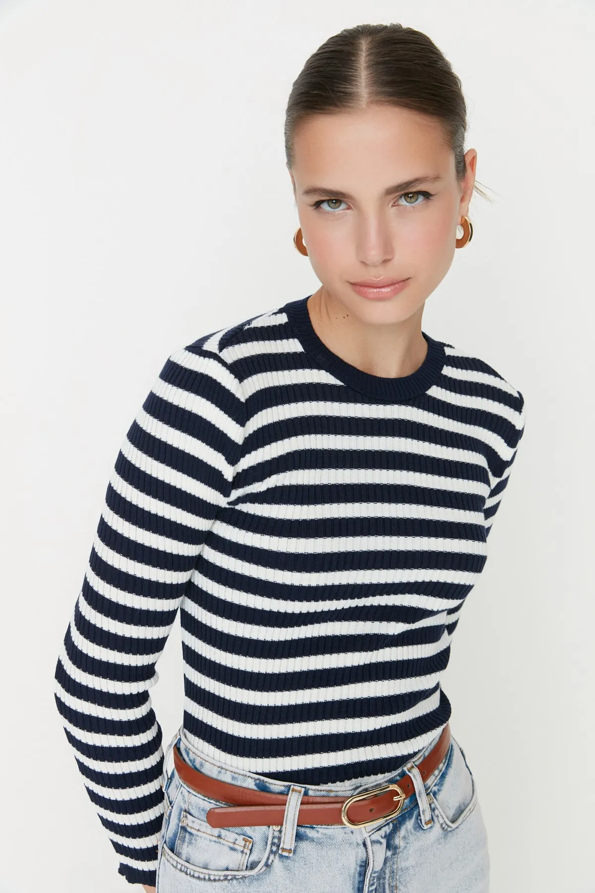 Trendyol Collection  Marineblauer Basic-Strickpullover mit Streifen TWOAW21KZ0942