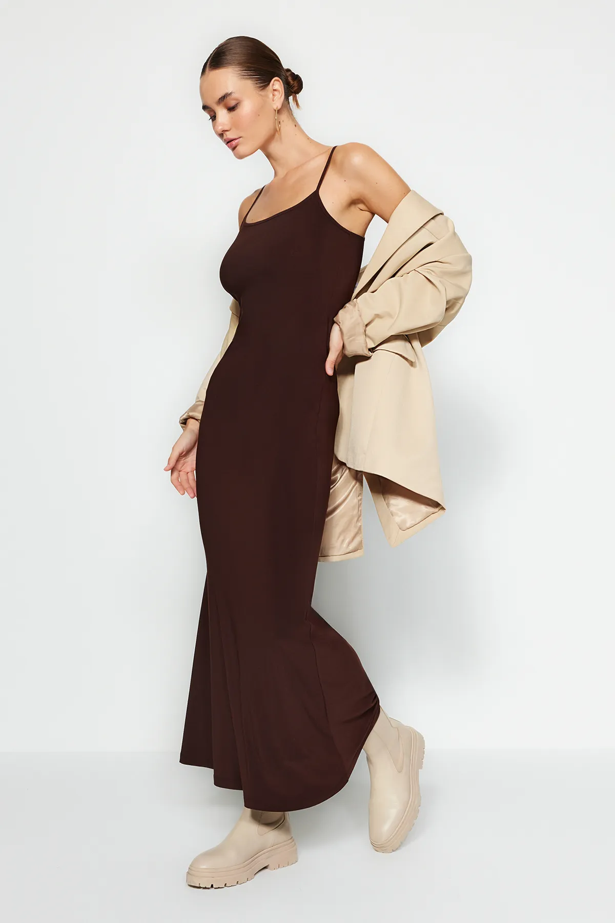 Trendyol Collection  Braunes, tailliertes Maxi-Bleistiftkleid aus flexiblem Strick mit Trägern TWOSS23EL02435