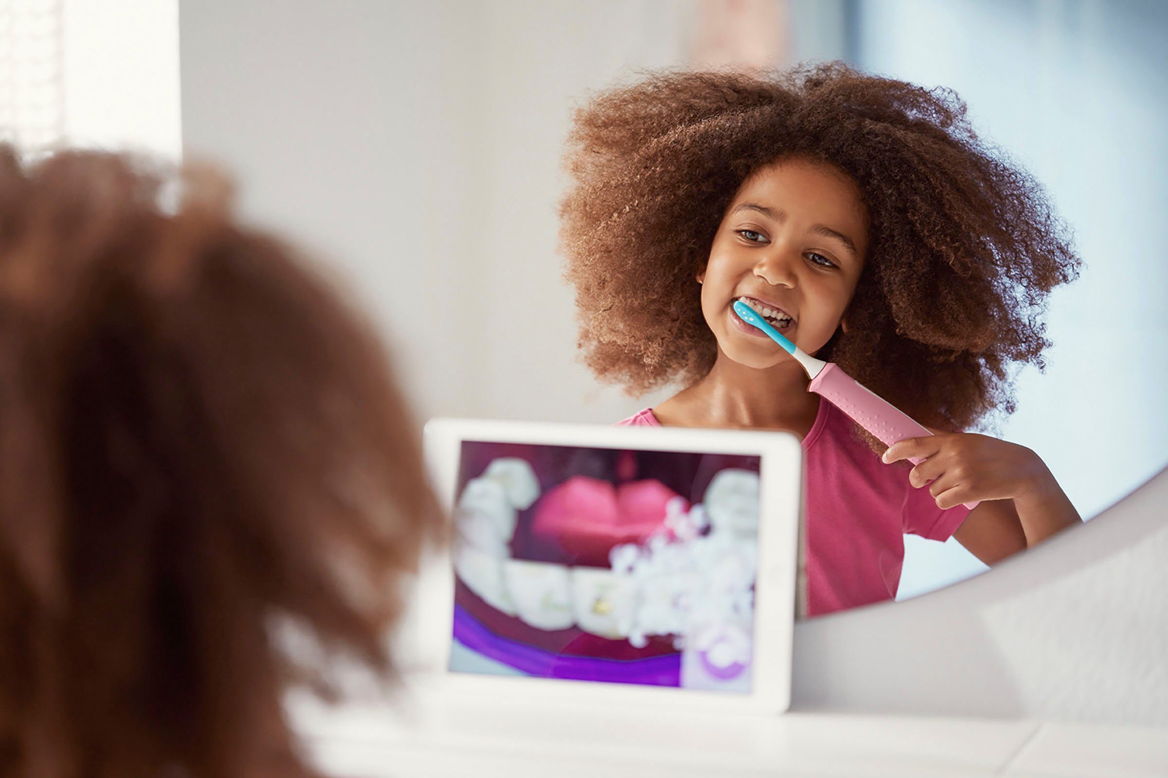 Philips Sonicare Elektrische Kinderzahnbürste HX6352/42, Aufsteckbürsten: 2 St., mit interaktiver Zahnputz-App