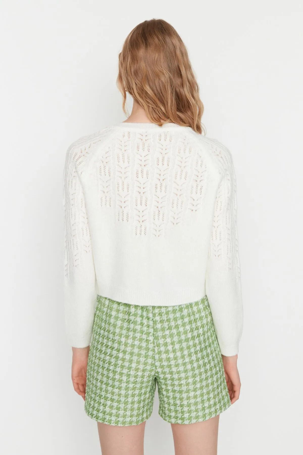 Trendyol Collection  Ecrufarbene, weich strukturierte Strickjacke mit Lochmuster TWOAW21HI0020