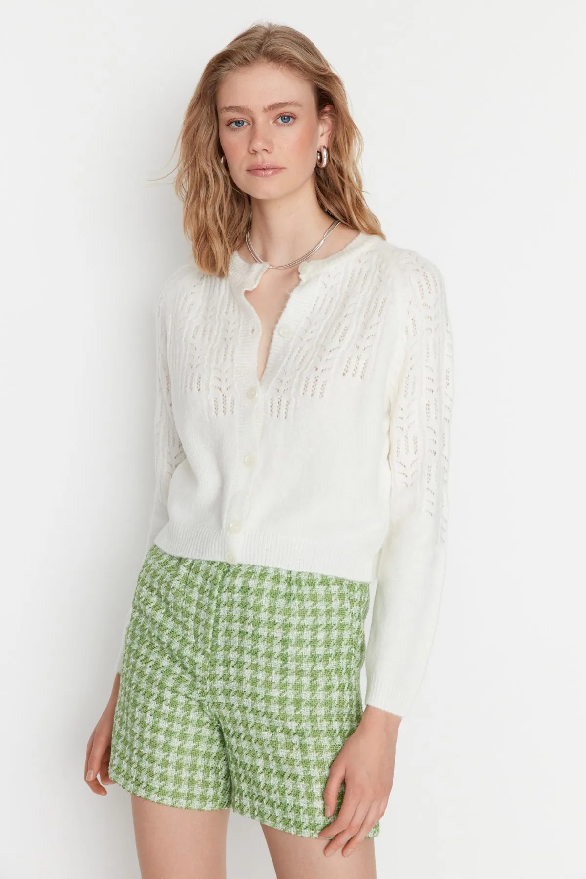 Trendyol Collection  Ecrufarbene, weich strukturierte Strickjacke mit Lochmuster TWOAW21HI0020