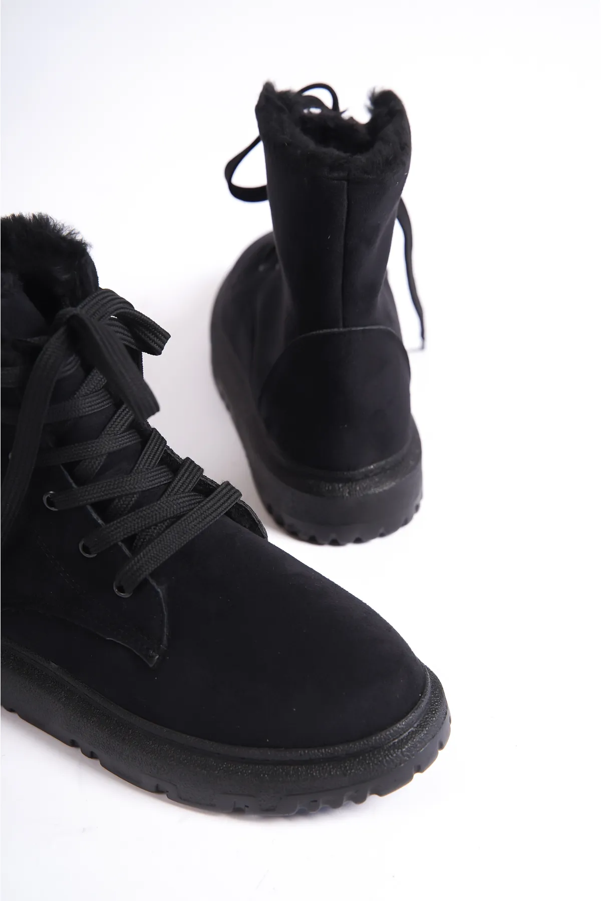 Capone Outfitters  Damenstiefel aus Lammfell mit runder Zehenpartie