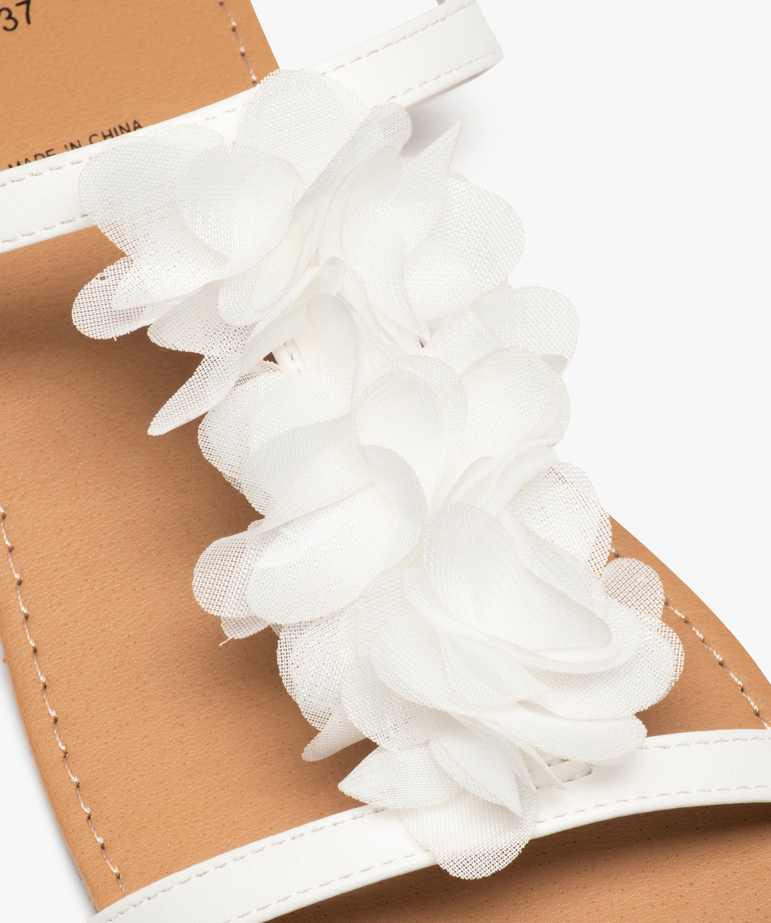Sandales femme à talon plat ornées de fleurs en tissu blanc | GEMO