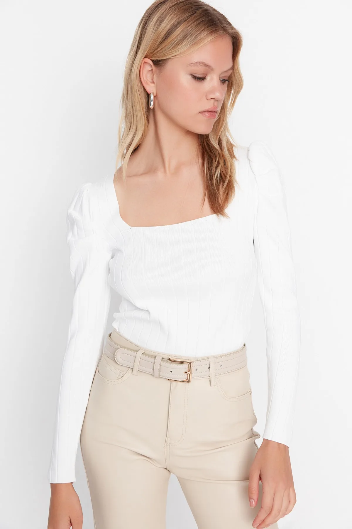 Trendyol Collection  Ecrufarbener Strickpullover mit gerafftem quadratischem Kragen TWOAW21KZ0649