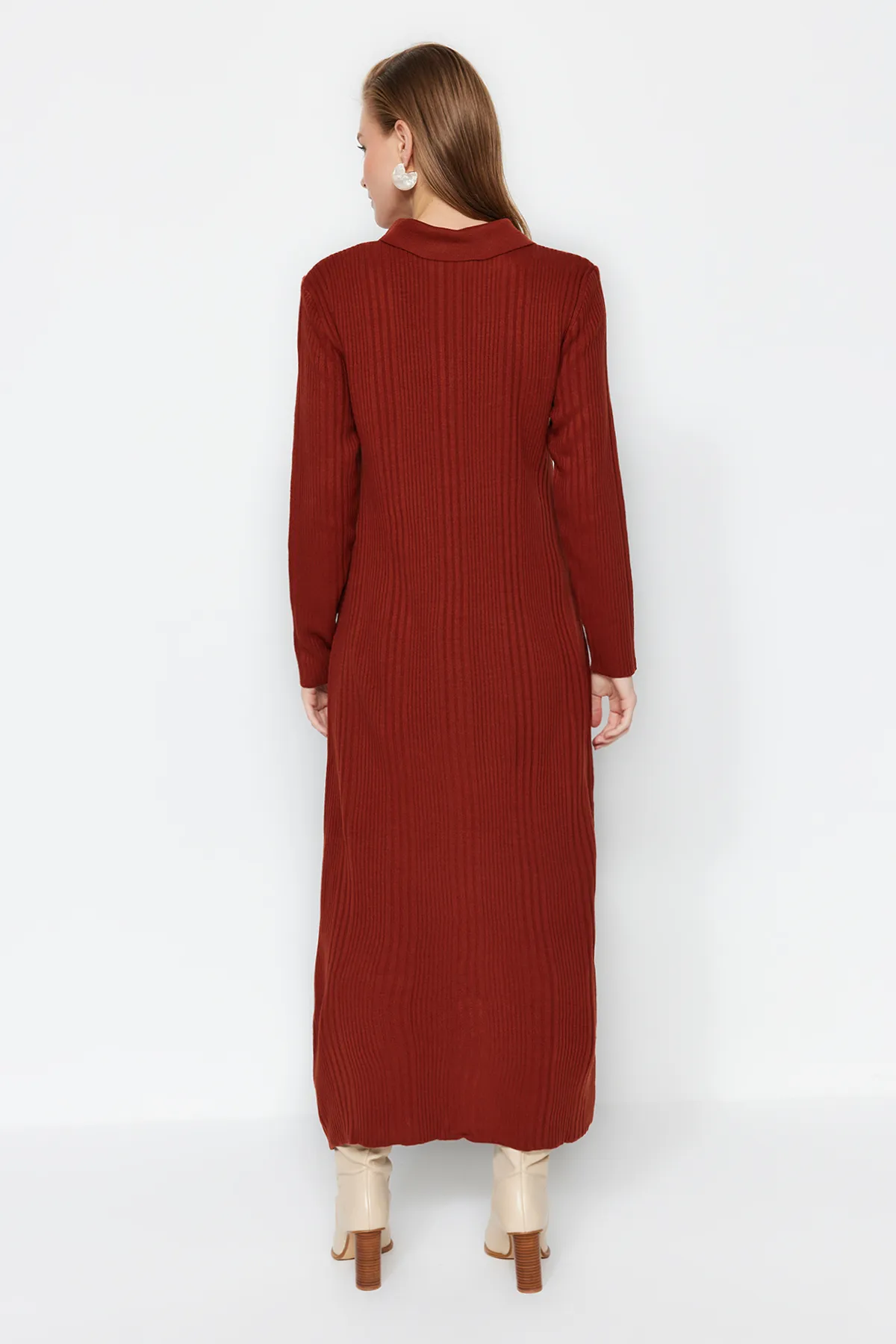 Trendyol Modest  Geripptes Strickkleid mit Polokragen und bequemer Passform TCTAW24EB00025