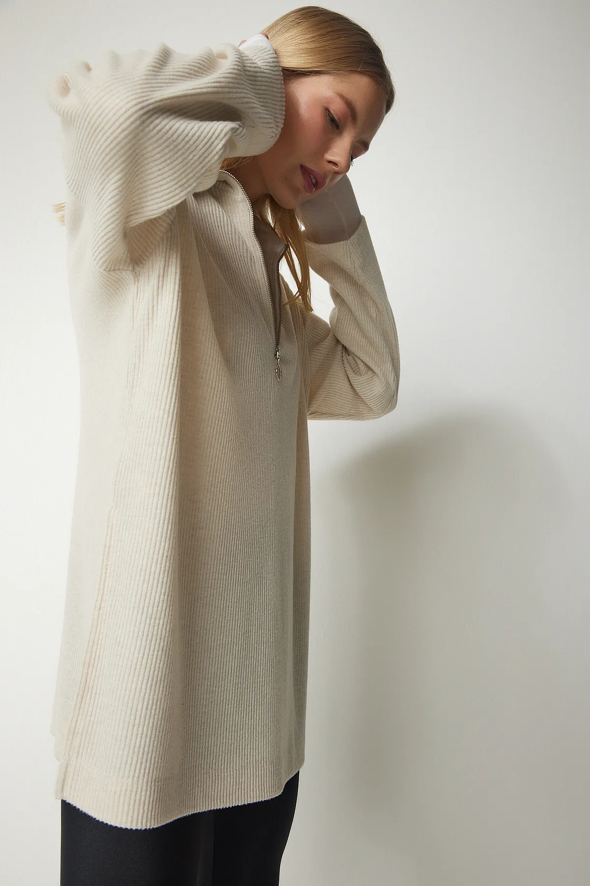 Happiness İstanbul  Cremefarbene Oversize-Stricktunika mit Rollkragen und Reißverschluss für Damen AH00149